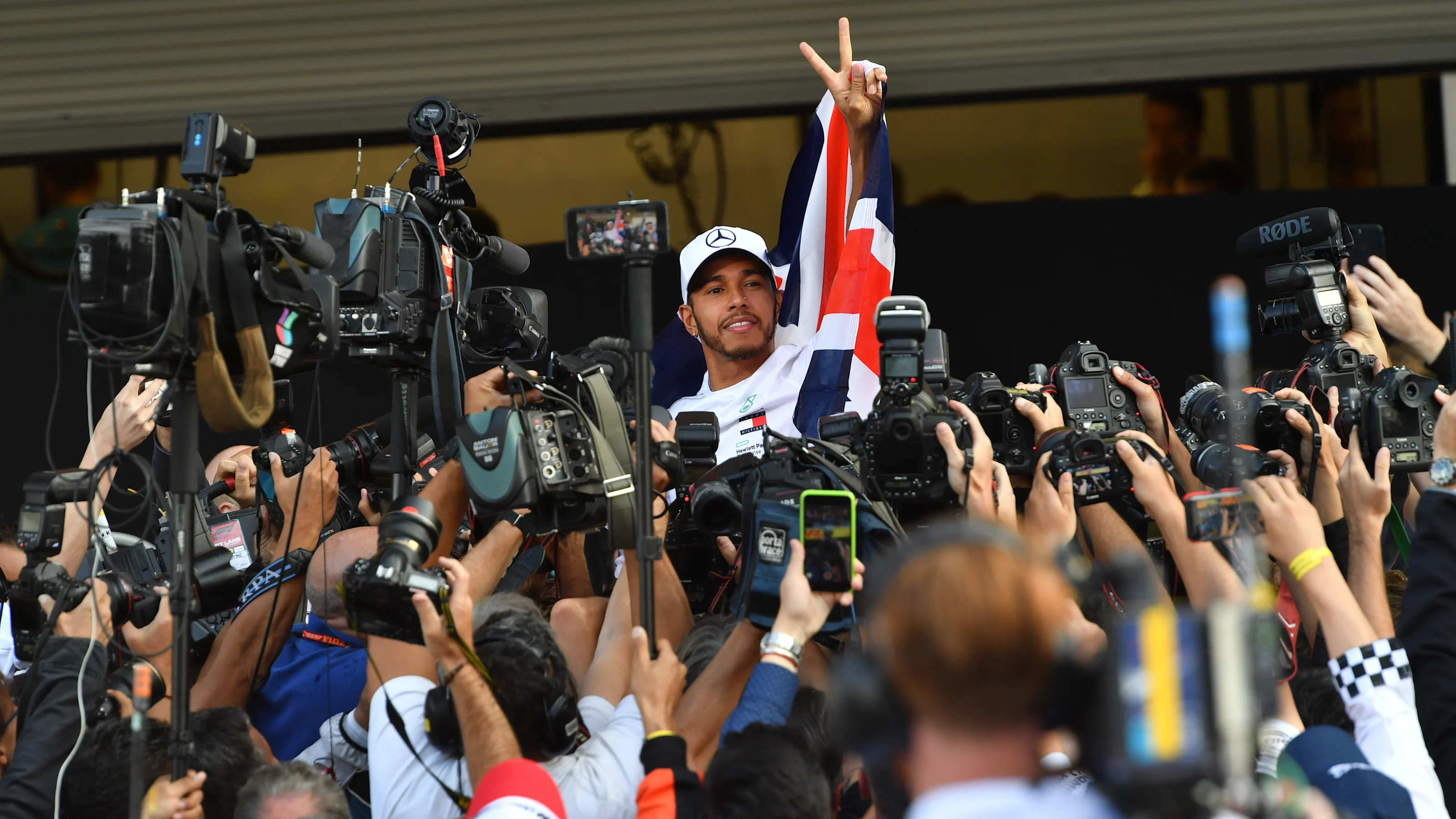 www.sutton-images.com
Lewis Hamilton, Mercedes AMG F1 celebrates with his team at Formula One