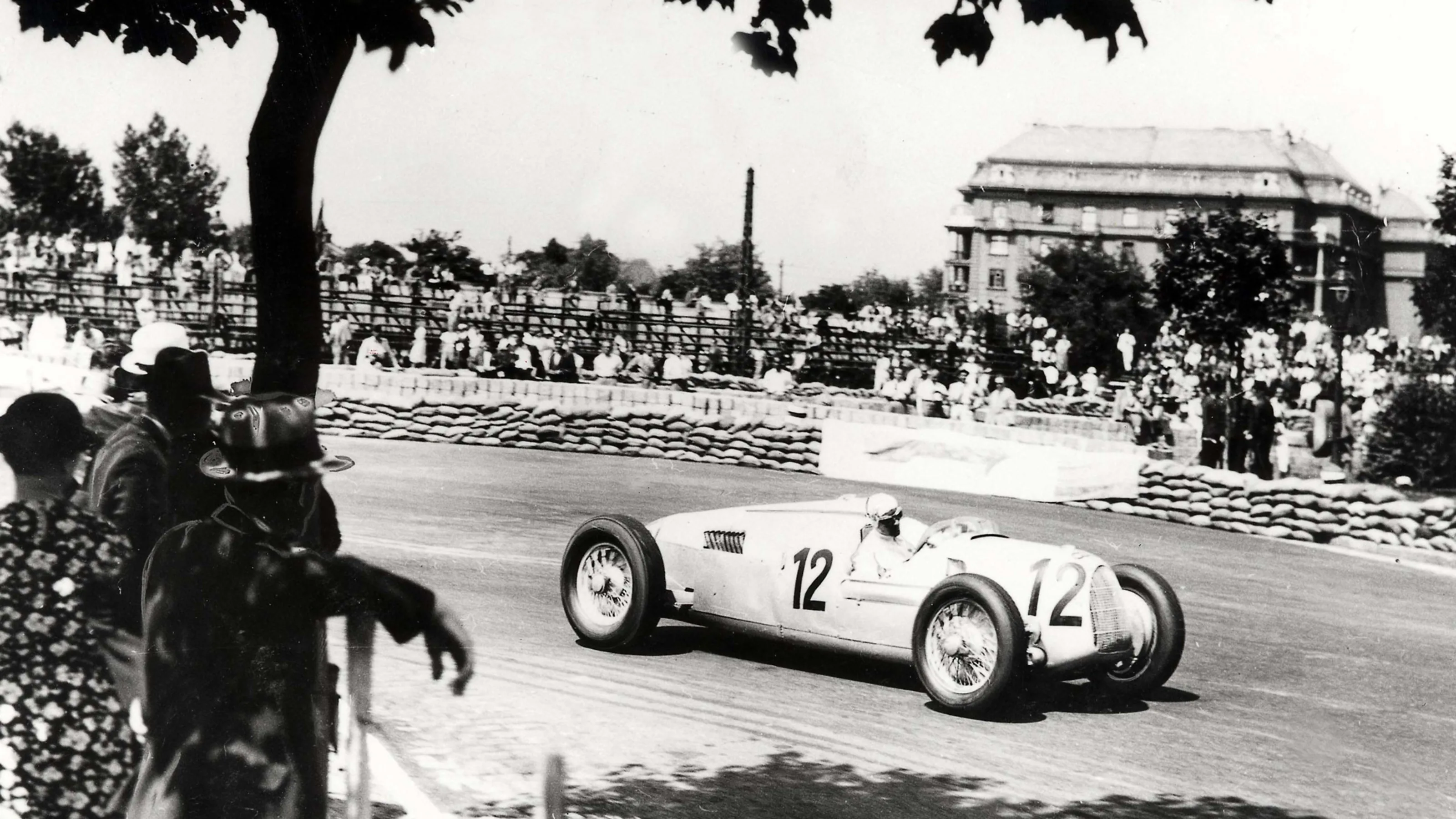Nepliget Park, Budapest, Hungary.
21 June 1936.
Hans Stuck (Auto Union C-typ), 5th