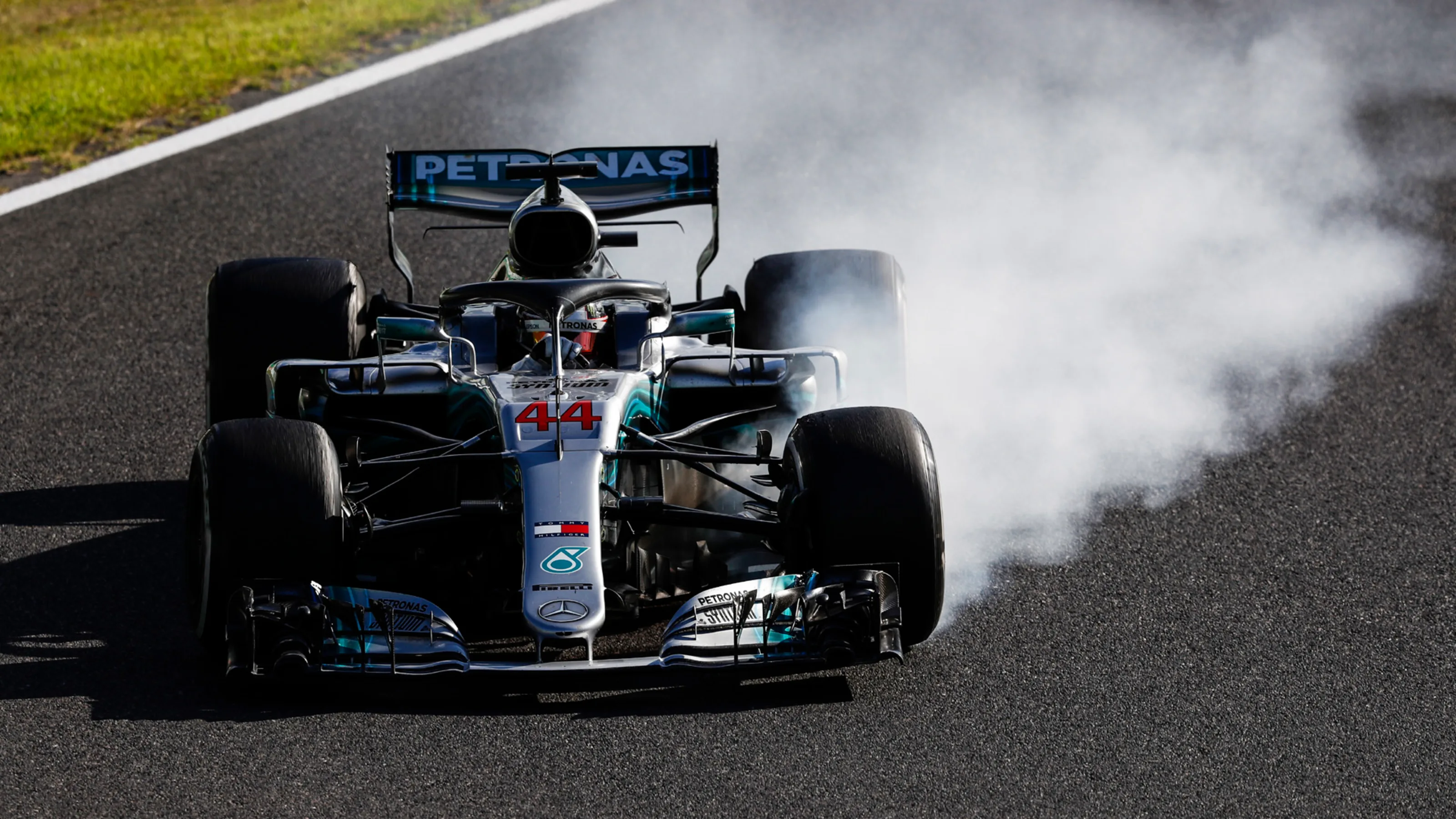 SUZUKA, JAPAN - OCTOBER 07: Lewis Hamilton, Mercedes AMG F1 W09 EQ Power+, locks up during the