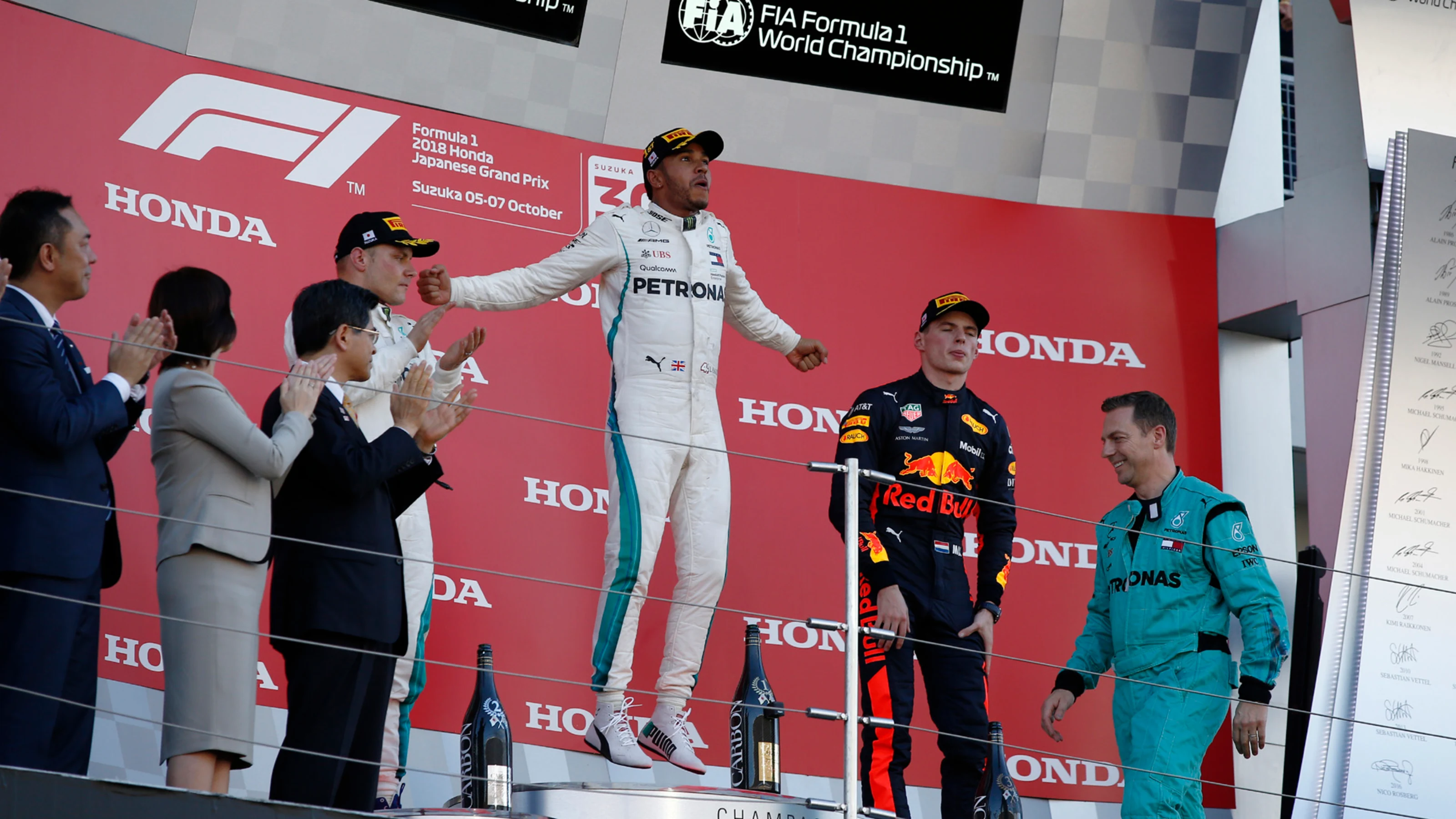 SUZUKA, JAPAN - OCTOBER 07: (L to R): Valtteri Bottas, Mercedes AMG F1, Lewis Hamilton, Mercedes