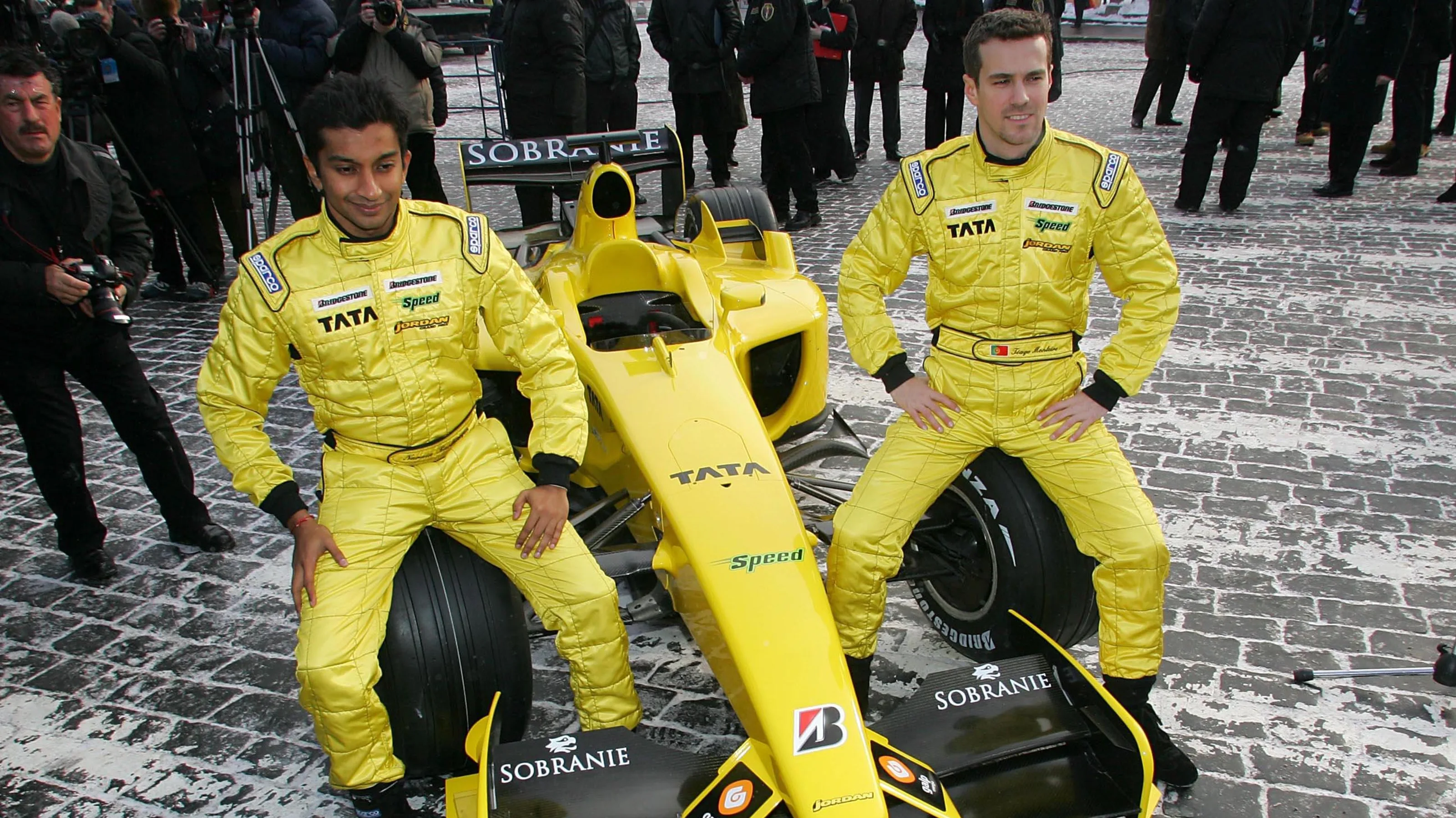 L-R: Narain Karthikeyan (IND) and Tiago Monteiro (POR) with the Jordan EJ15. Jordan Launch, Red