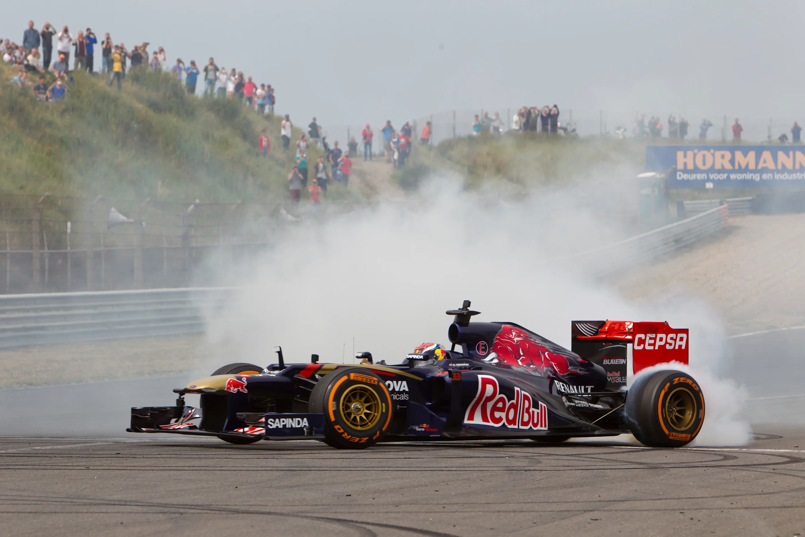 Max Verstappen tijdens de formule 1 demonstratie op het circuit van zandvoort
