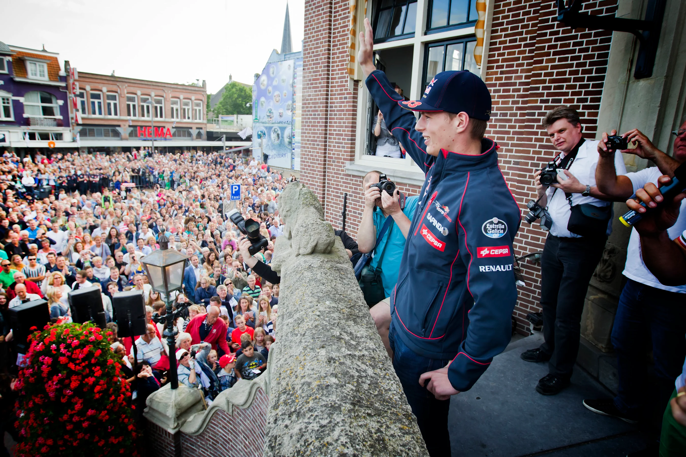 Max Verstappen in het centrum van Zandvoort. Zondag 28 juni rijdt verstappen in zijn Torro Rosso