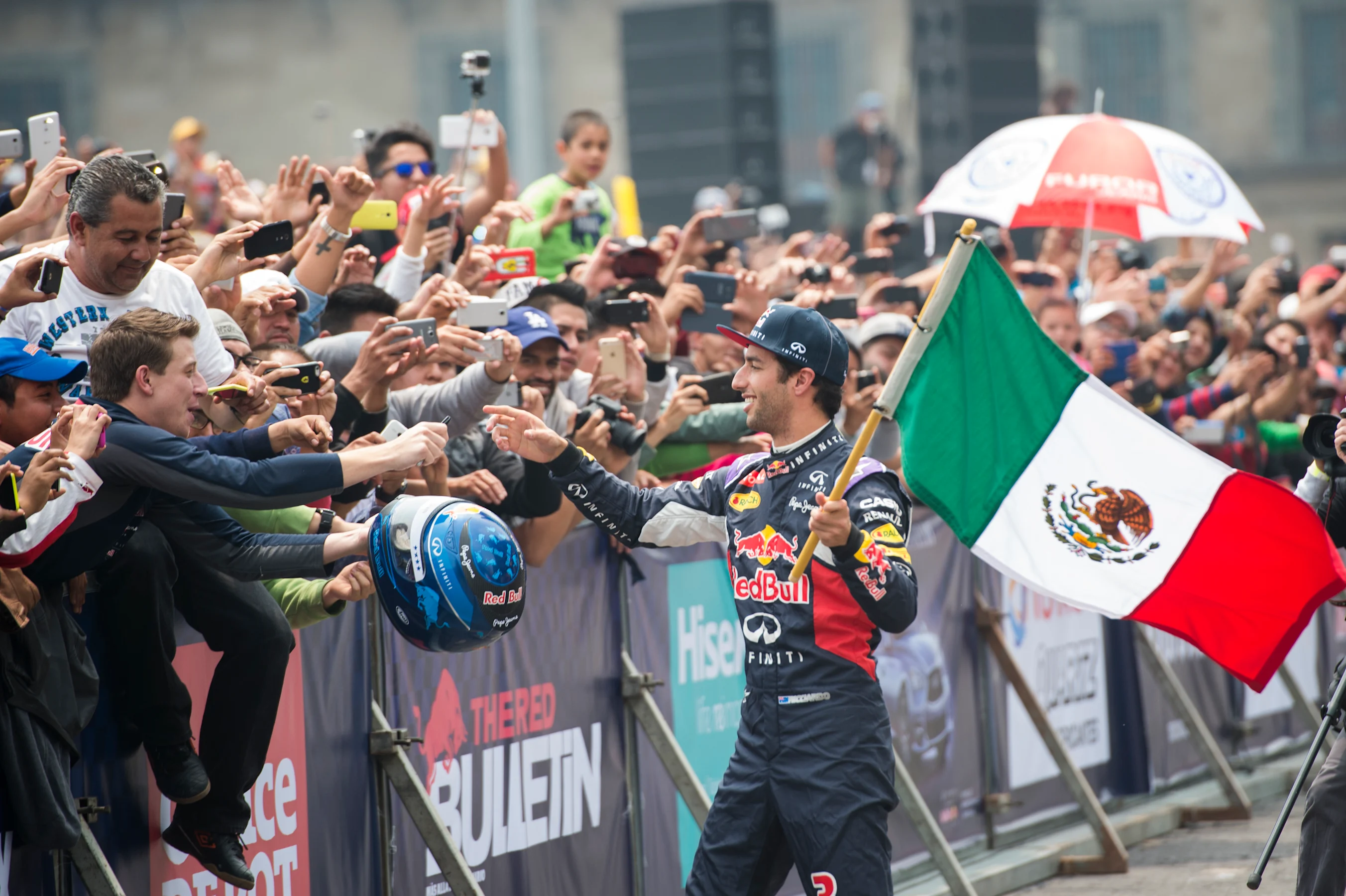 Daniel Ricciardo waving to the spectators during Infiniti Red Bull Racing F1 Show Run at the Zocalo