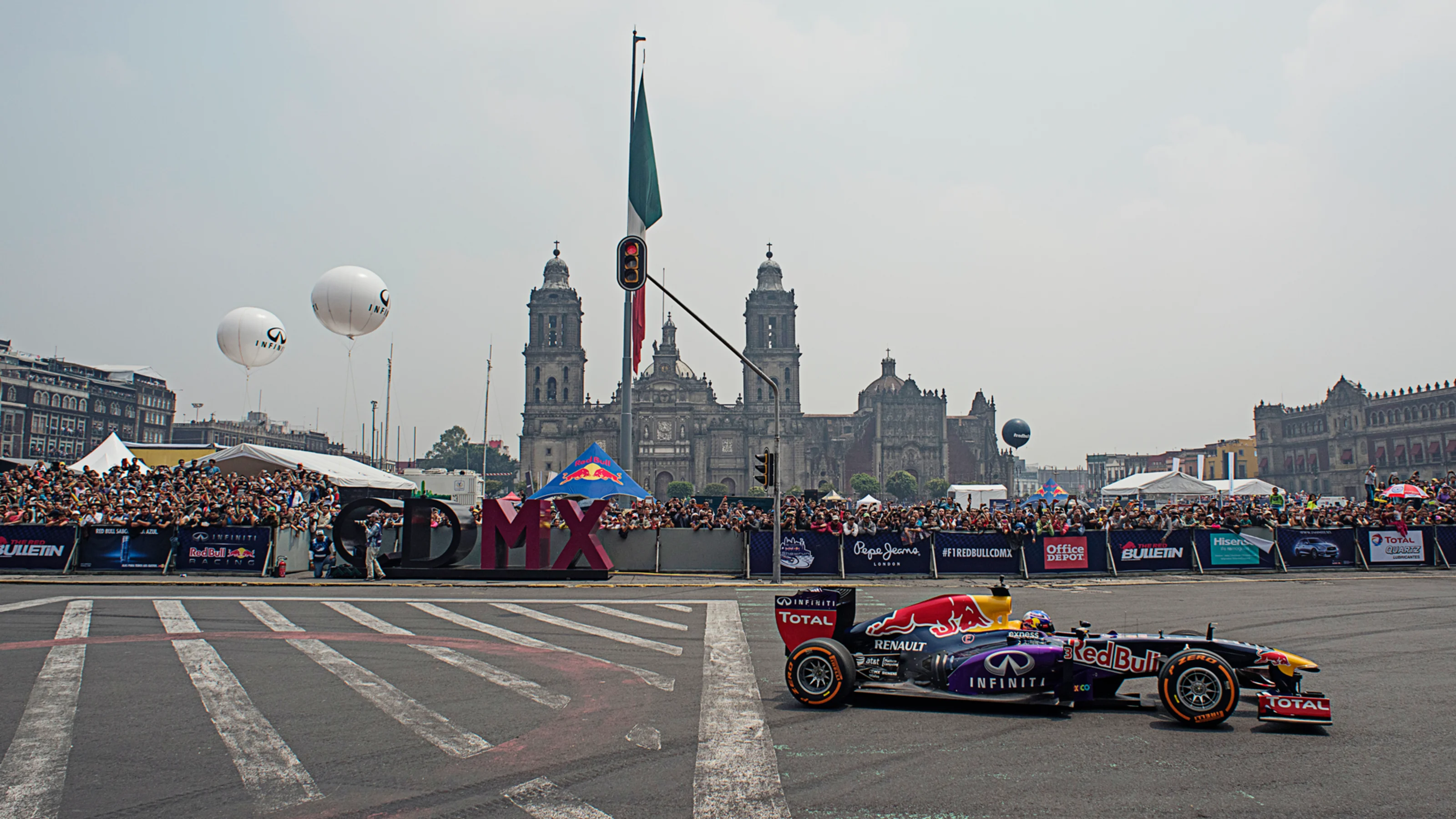 Daniel Ricciardo laping around the Zocalo during the Infiniti Red Bull F1 show run in Mexico City