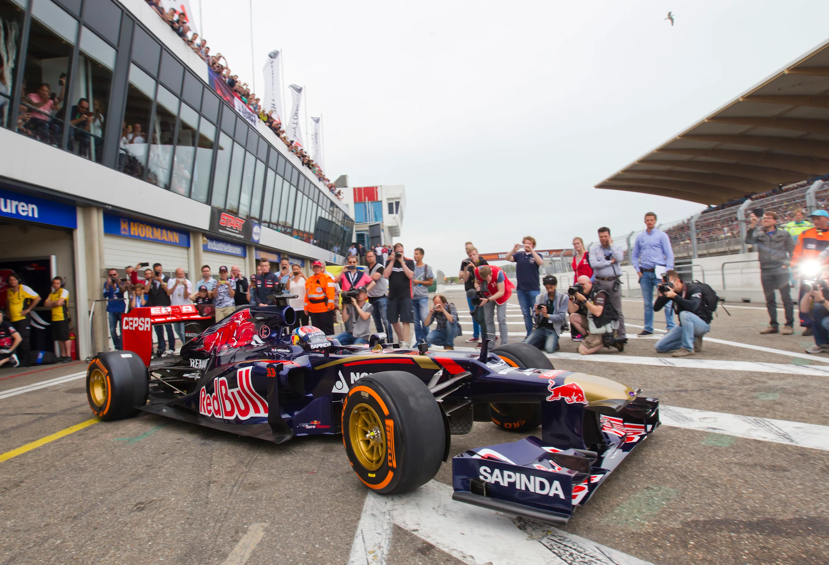 Max Verstappen tijdens de formule 1 demonstratie op het circuit van zandvoort