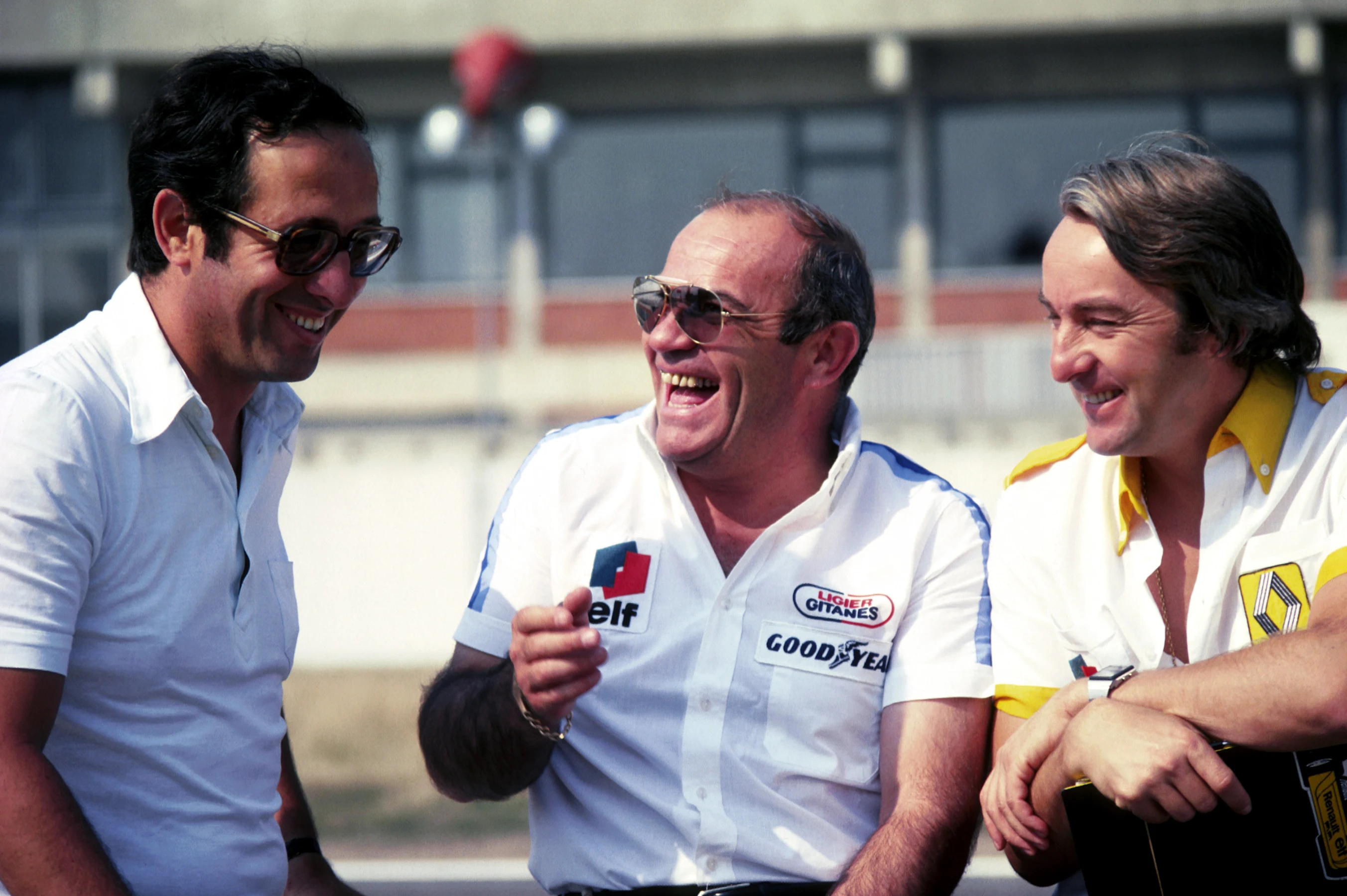 (L to R): Mauro Forghieri (ITA) Ferrari Designer talks with Guy Ligier (FRA) Ligier Team Owner and