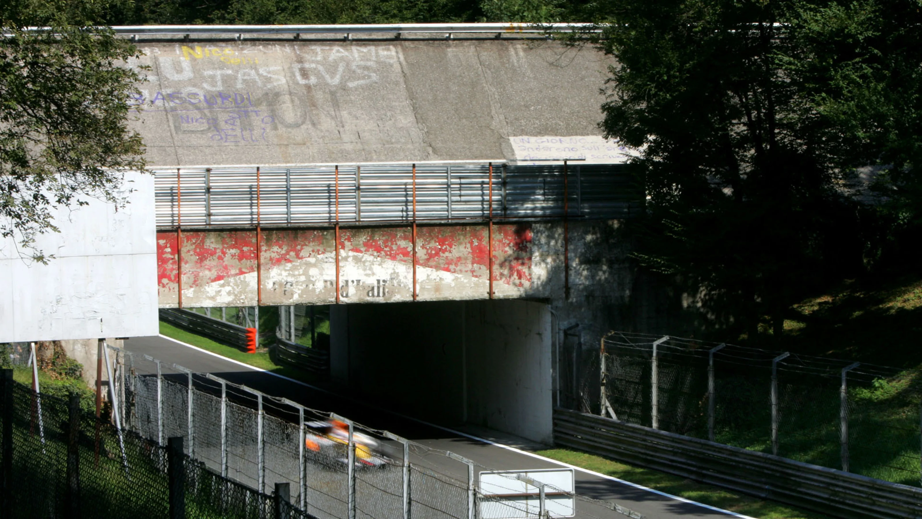 Nelson Piquet Jr. (BRA) Renault R28 passes underneath the old banking. Formula One Testing, Monza,
