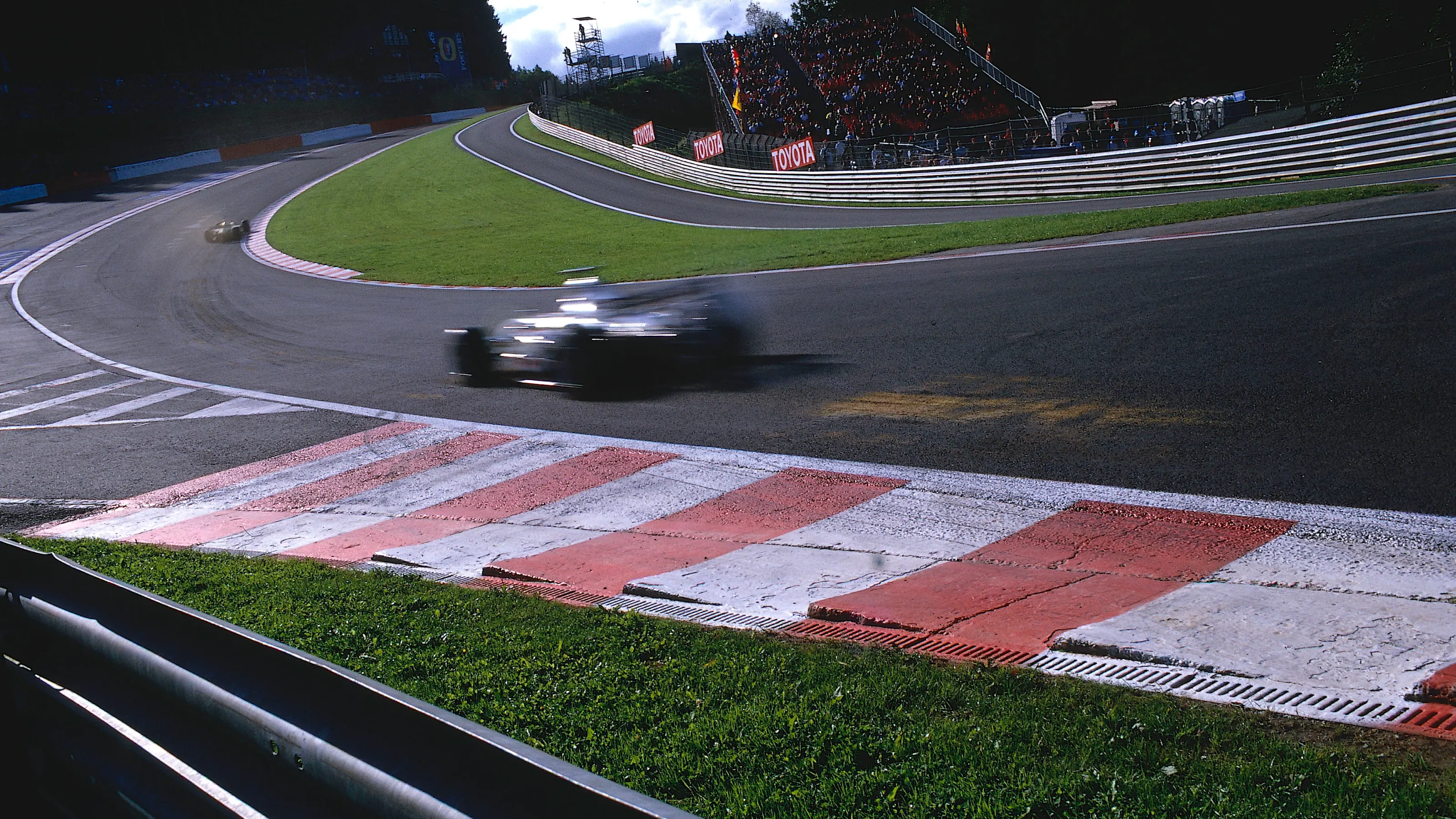 2002 Belgian Grand Prix. Spa-Francorchamps, Belgium.  30/8-1/9 2002. Cars fly through the newly