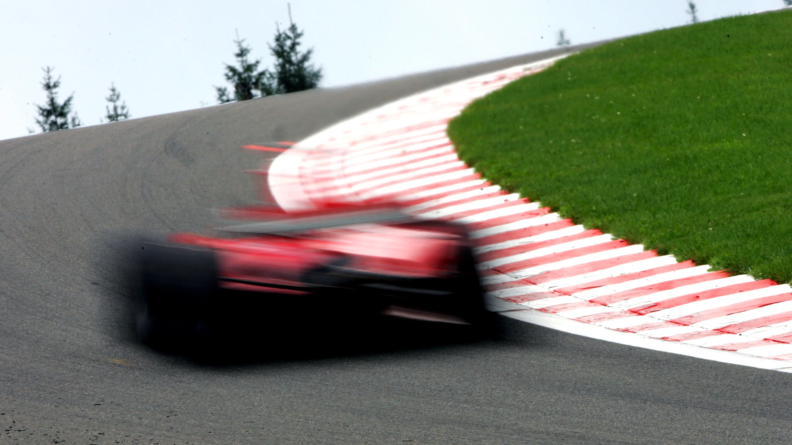 Michael Schumacher (GER) Ferrari F2005 goes through Eau Rouge. Formula One World Championship,