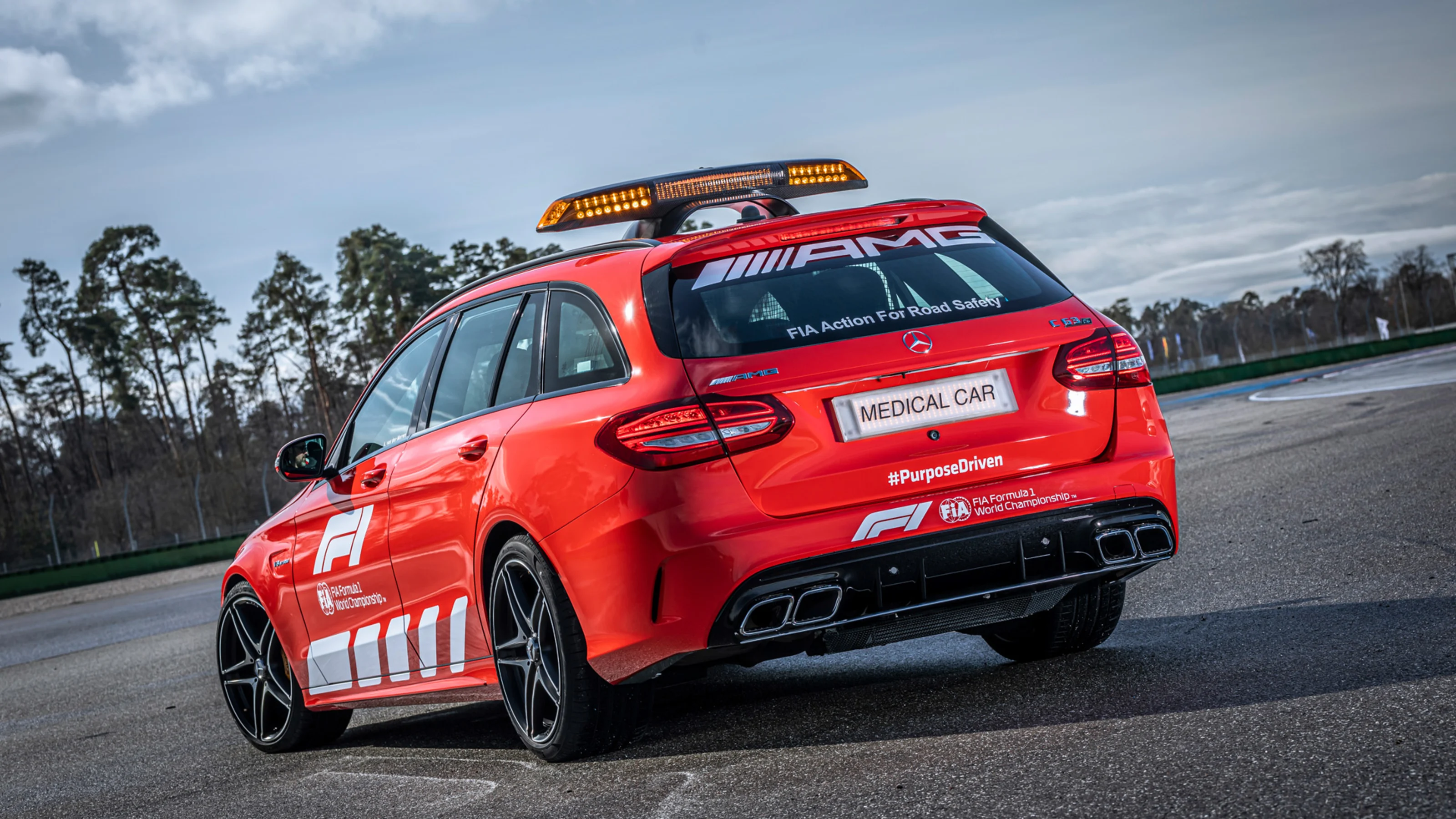 Neues Design für Mercedes-AMG Official FIA F1 Safety Car™ und Medical Car™ / Mercedes-AMG GT R