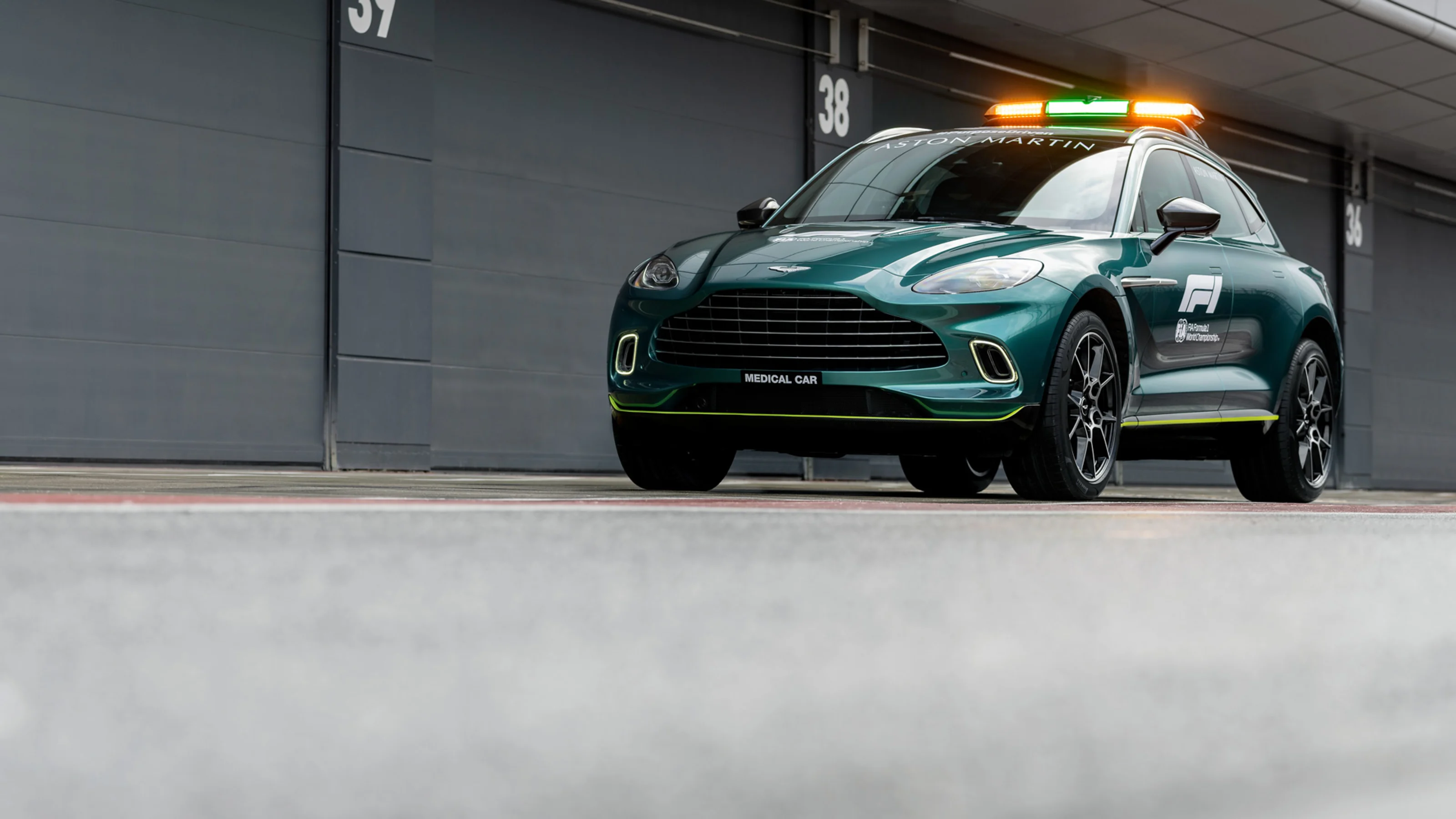 Aston-Martin-DBXOfficial-Medical-Car-of-Formula-One12.jpg