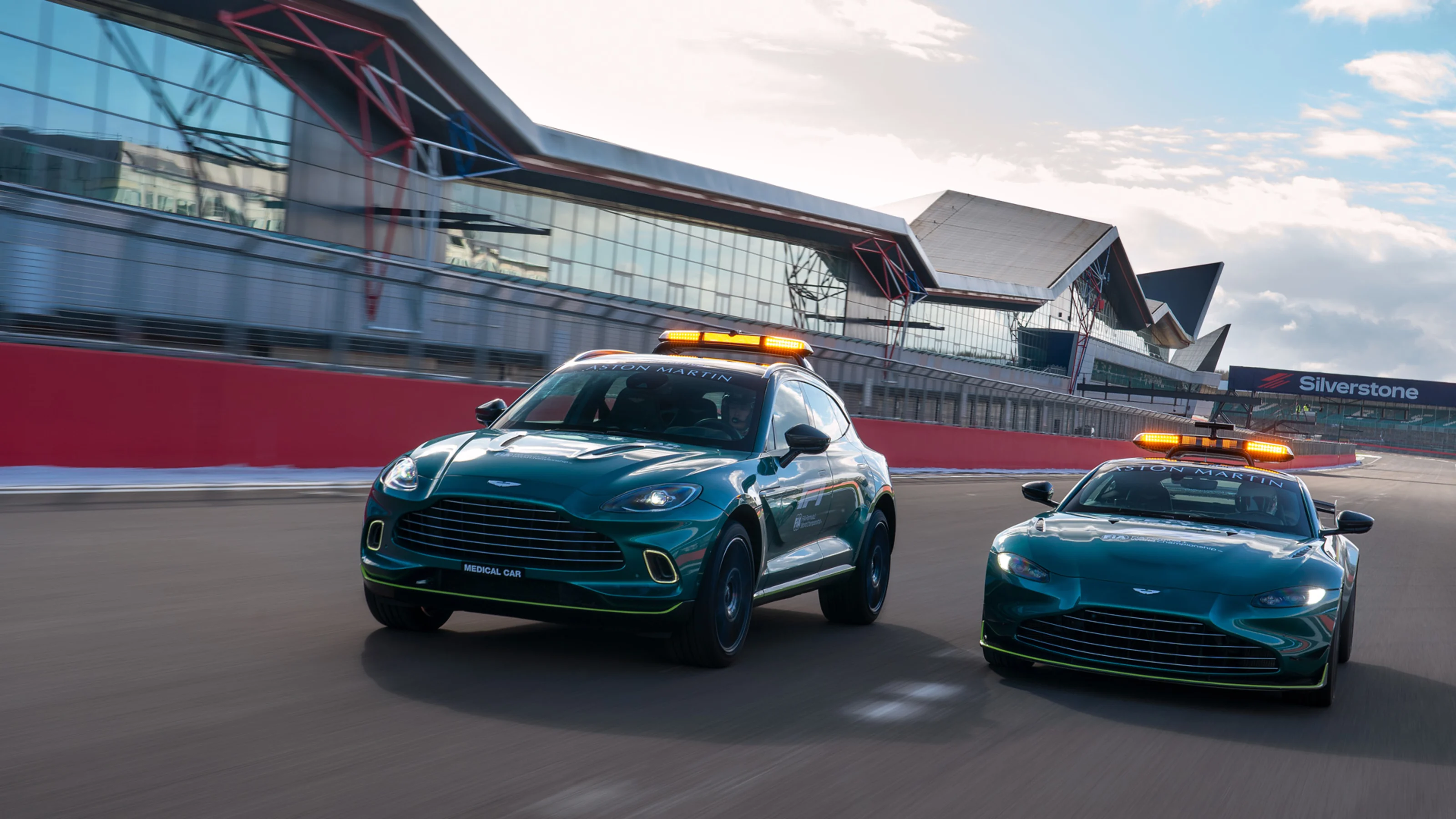 Aston-Martin-VantageDBXOfficial-Safety-and-Medical-cars-of-Formula-One02.jpg
