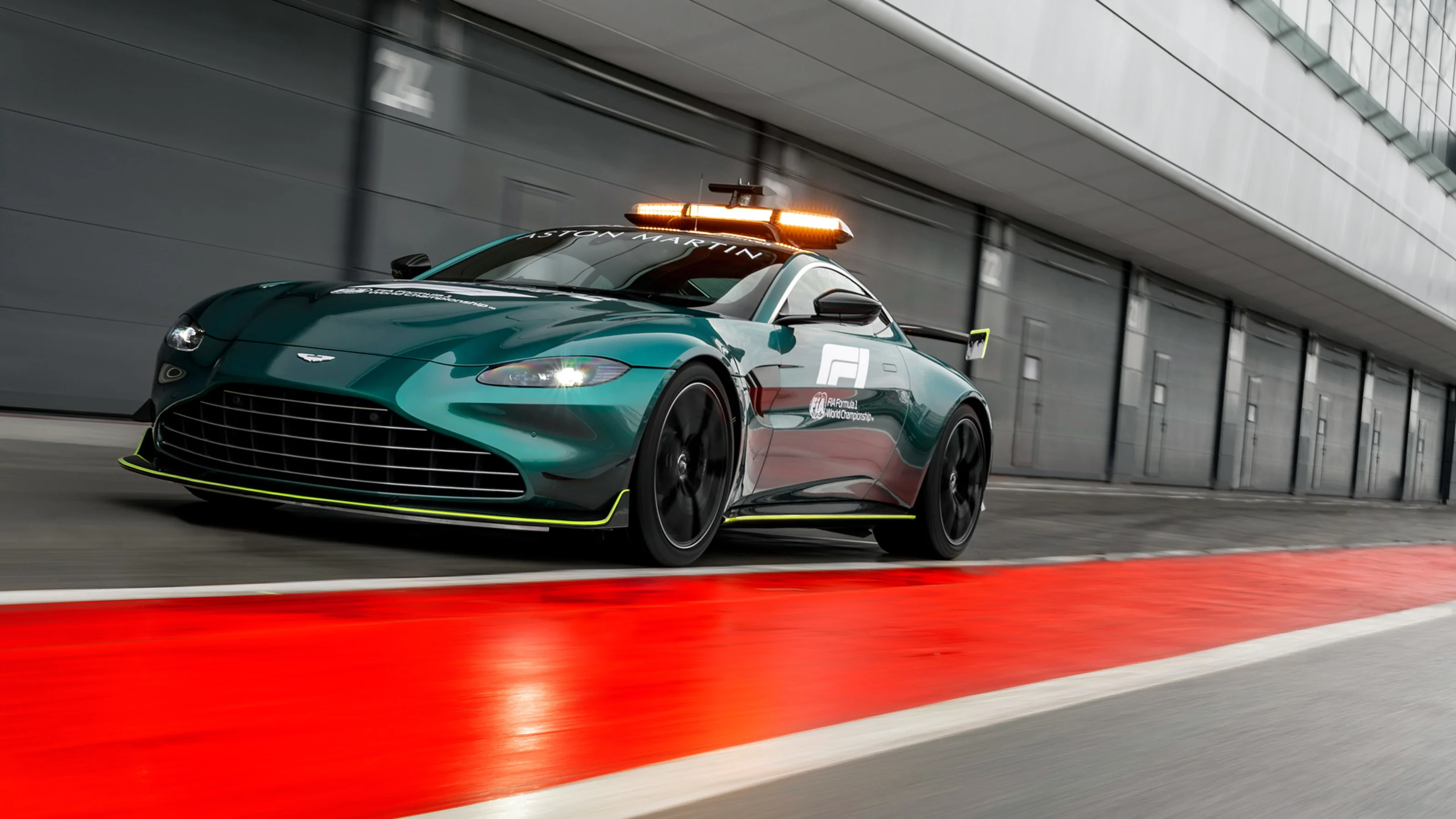 Aston-Martin-VantageOfficial-Safety-Car-of-Formula-One15.jpg
