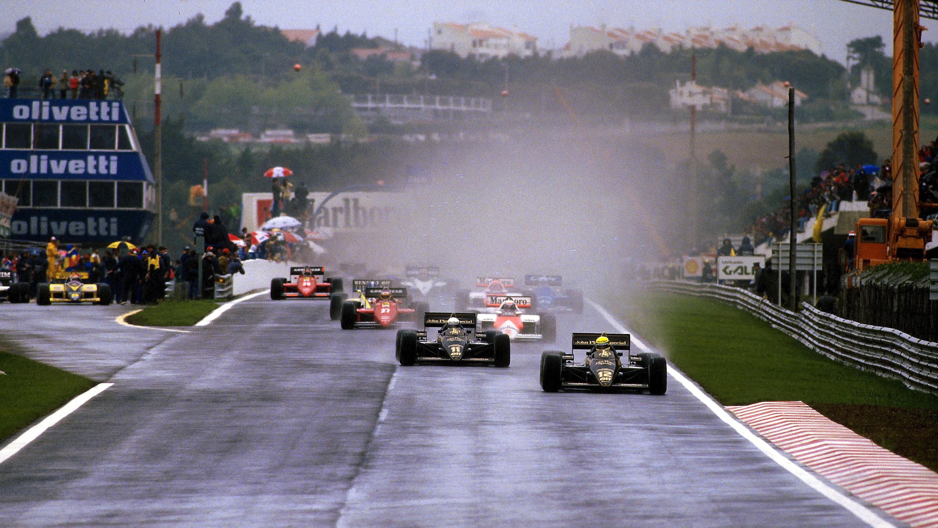 Ayrton Senna (BRA) Lotus 97T, leads the start. Portugese Grand Prix, Estoril, 21 April 1985