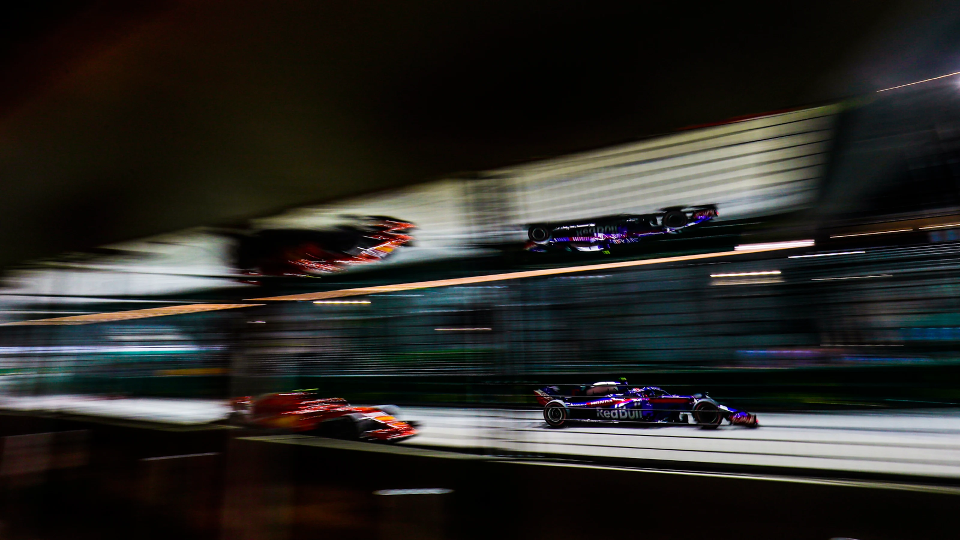 SINGAPORE STREET CIRCUIT, SINGAPORE - SEPTEMBER 14: Pierre Gasly, Scuderia Toro Rosso STR13, leads
