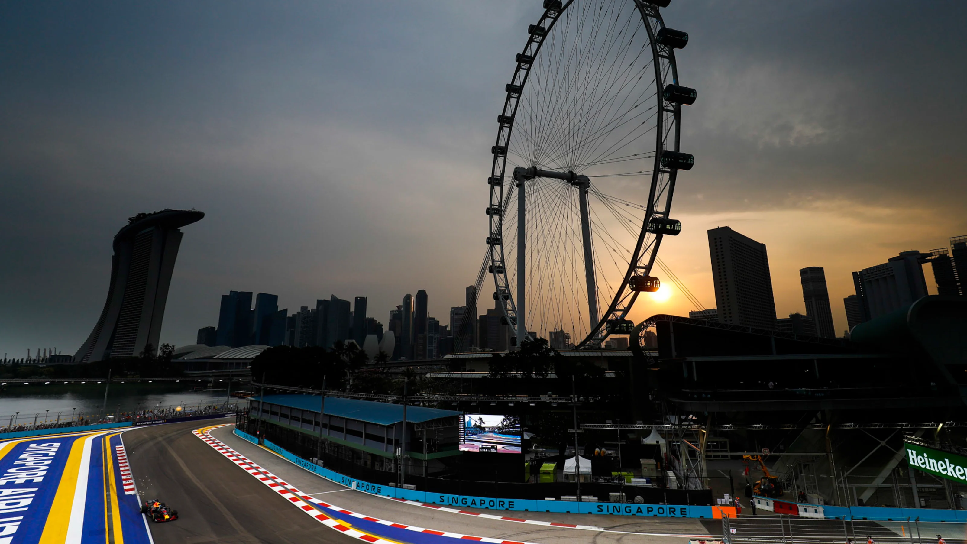 SINGAPORE STREET CIRCUIT, SINGAPORE - SEPTEMBER 15: Daniel Ricciardo, Red Bull Racing RB14 during