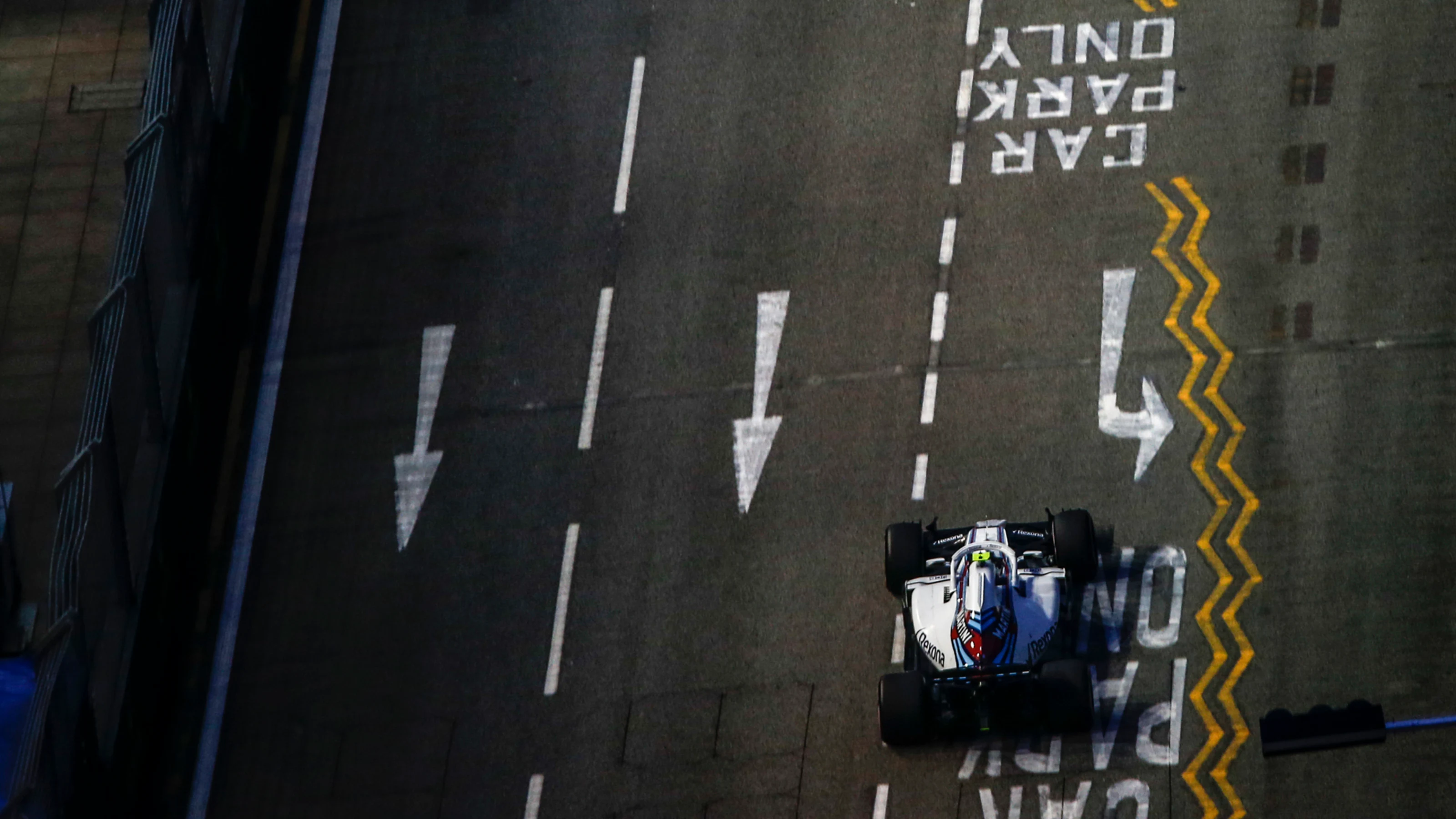 SINGAPORE STREET CIRCUIT, SINGAPORE - SEPTEMBER 15: Sergey Sirotkin, Williams FW41 during the