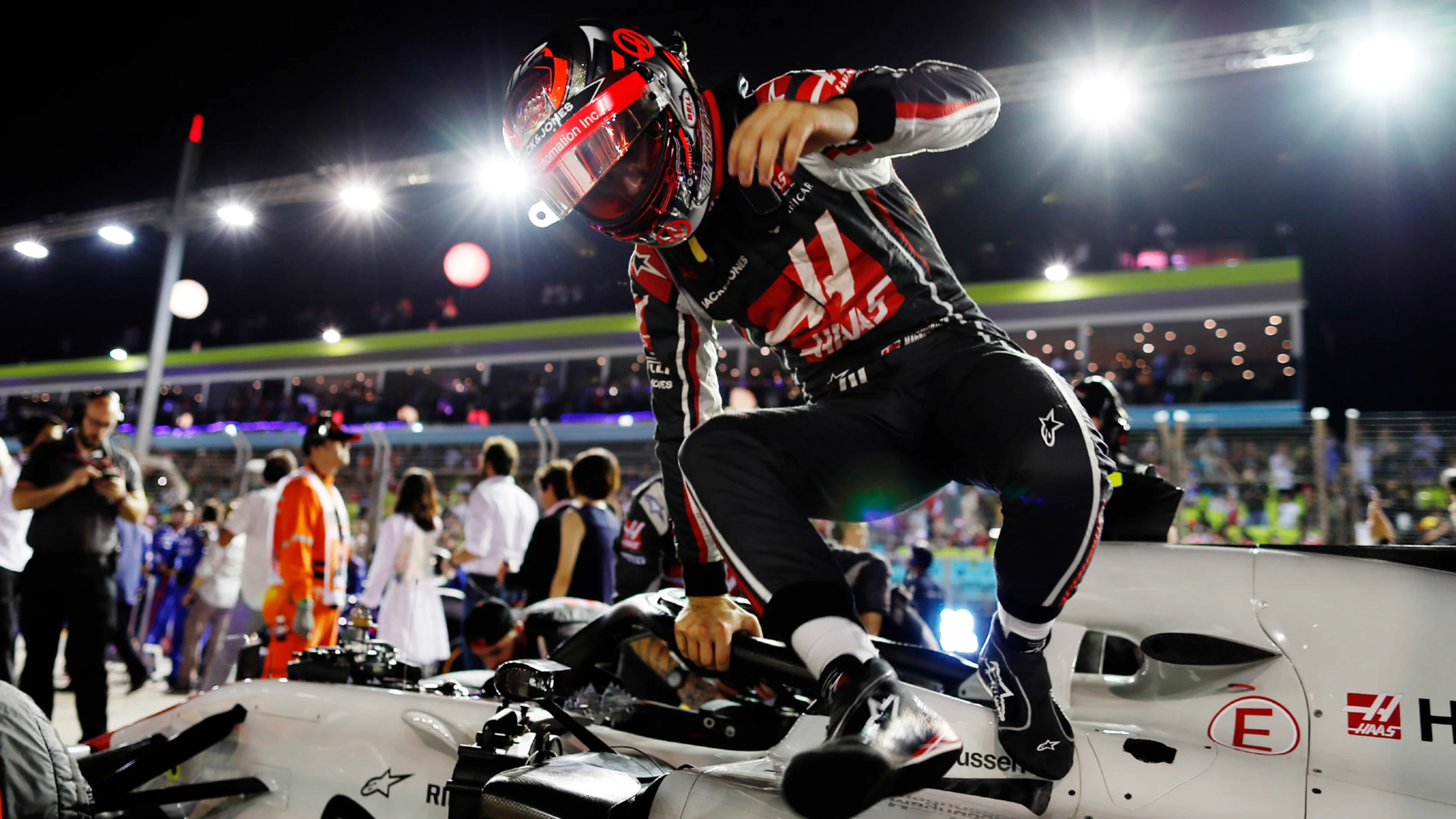 SINGAPORE STREET CIRCUIT, SINGAPORE - SEPTEMBER 16: Kevin Magnussen, Haas F1 Team, exits his car on
