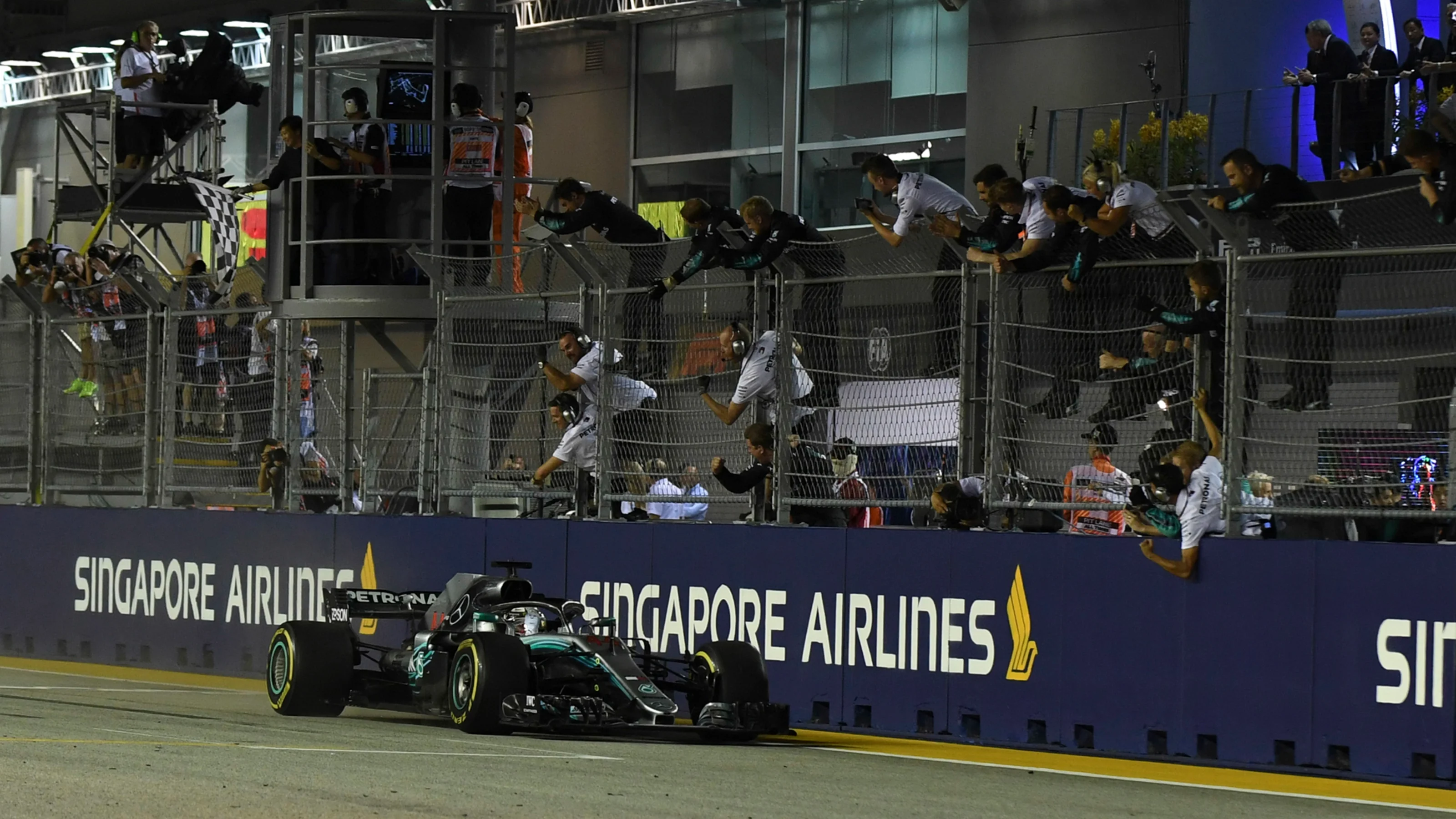 SINGAPORE STREET CIRCUIT, SINGAPORE - SEPTEMBER 16: Lewis Hamilton, Mercedes AMG F1 W09 EQ Power+