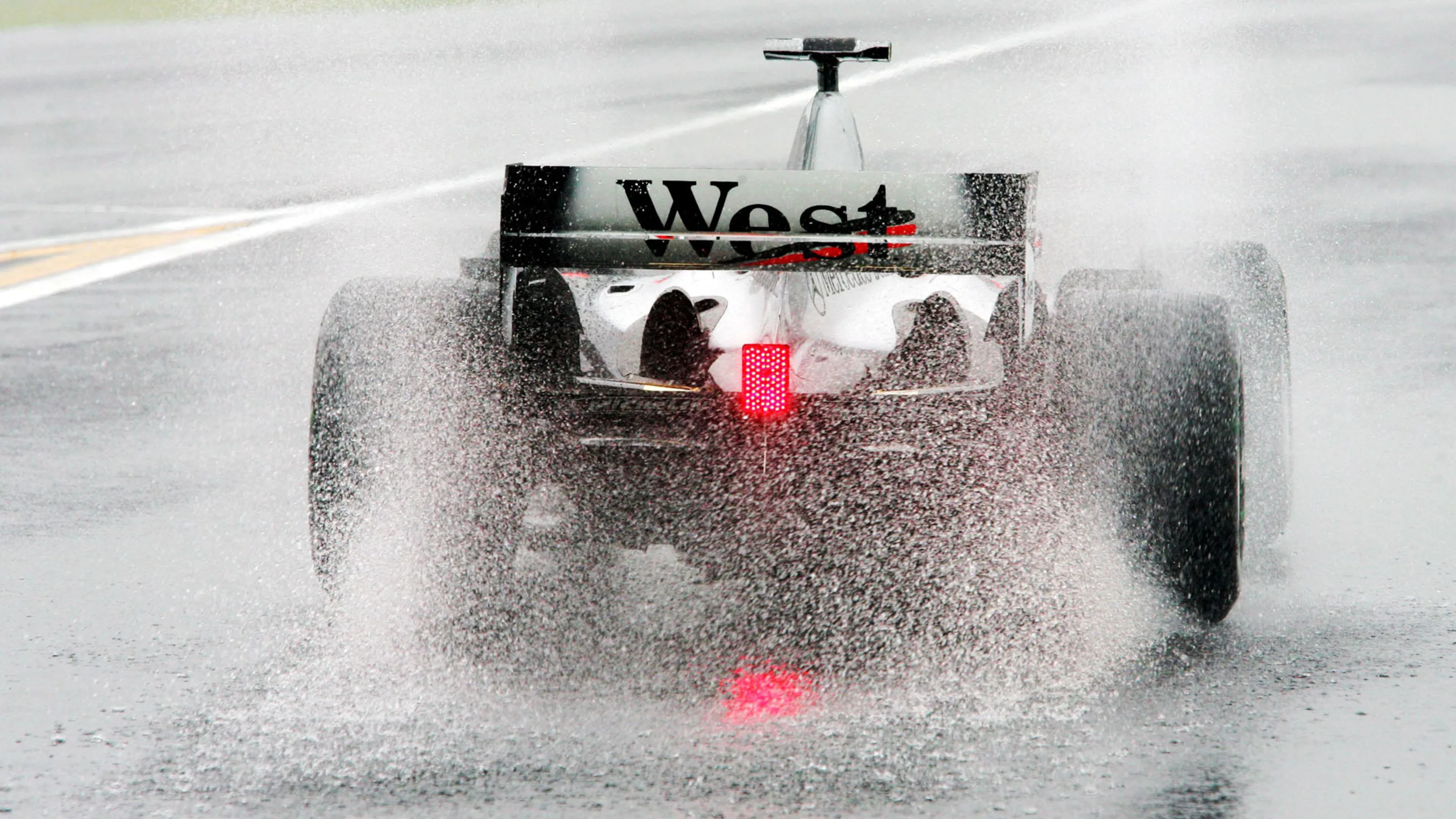 Kimi Raikkonen (FIN) McLaren Mercedes MP4/19B. Formula One World Championship, Rd17, Japanese