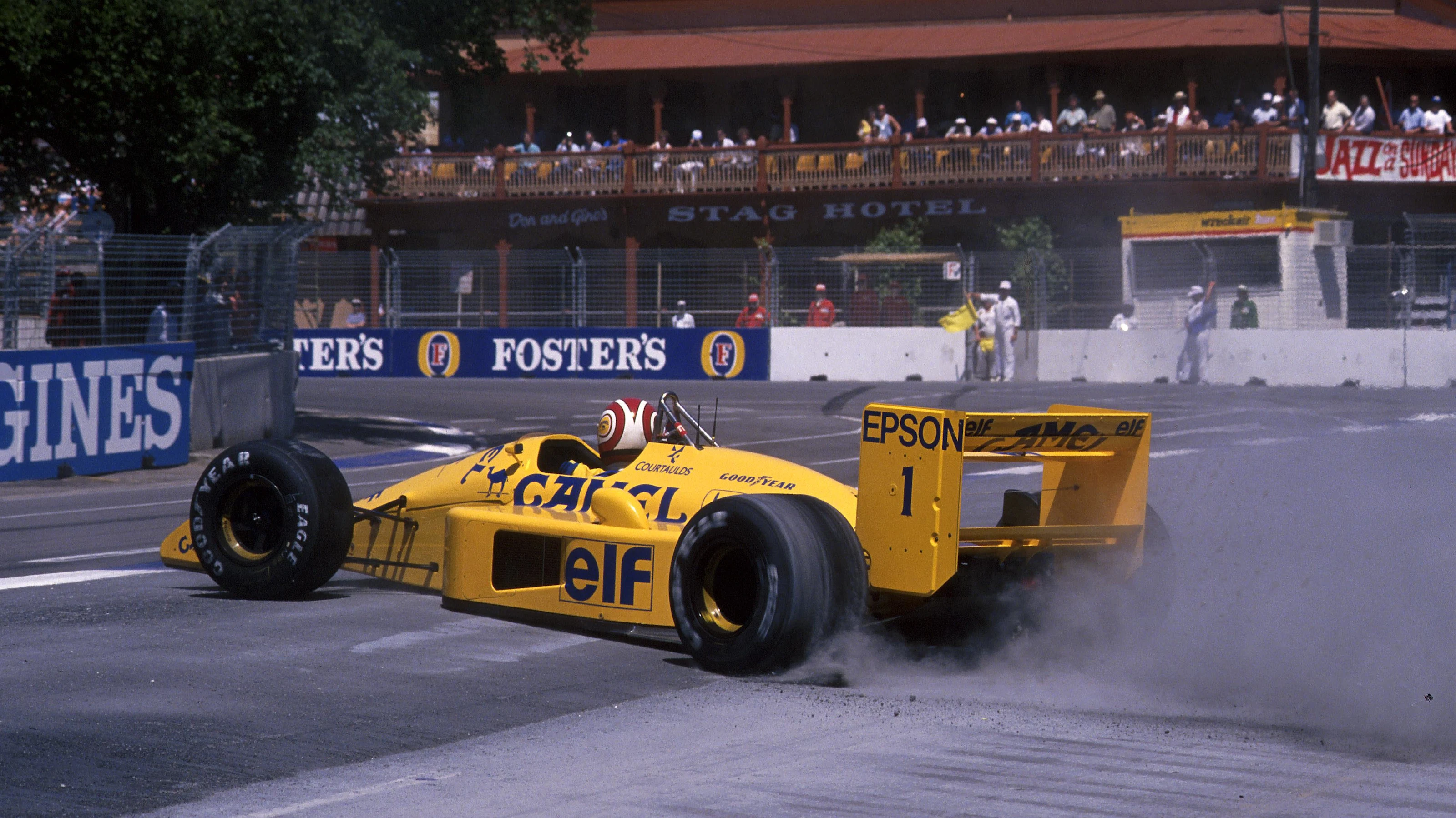Nelson Piquet (BRA) Lotus 100T, spins but still finished in 3rd place. Australian Grand Prix,