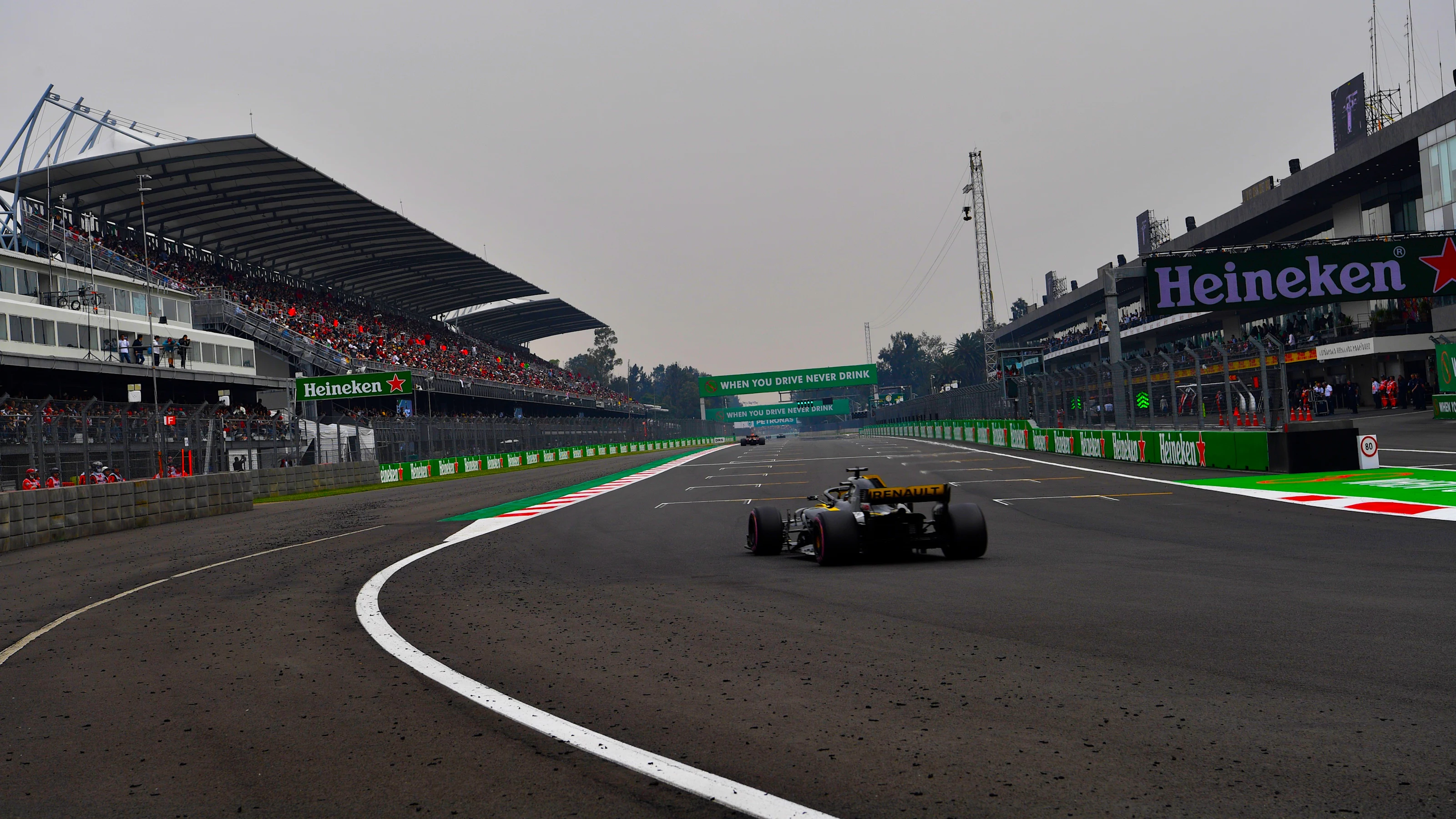 AUTODROMO HERMANOS RODRIGUEZ, MEXICO - OCTOBER 27: Nico Hulkenberg, Renault Sport F1 Team R.S. 18