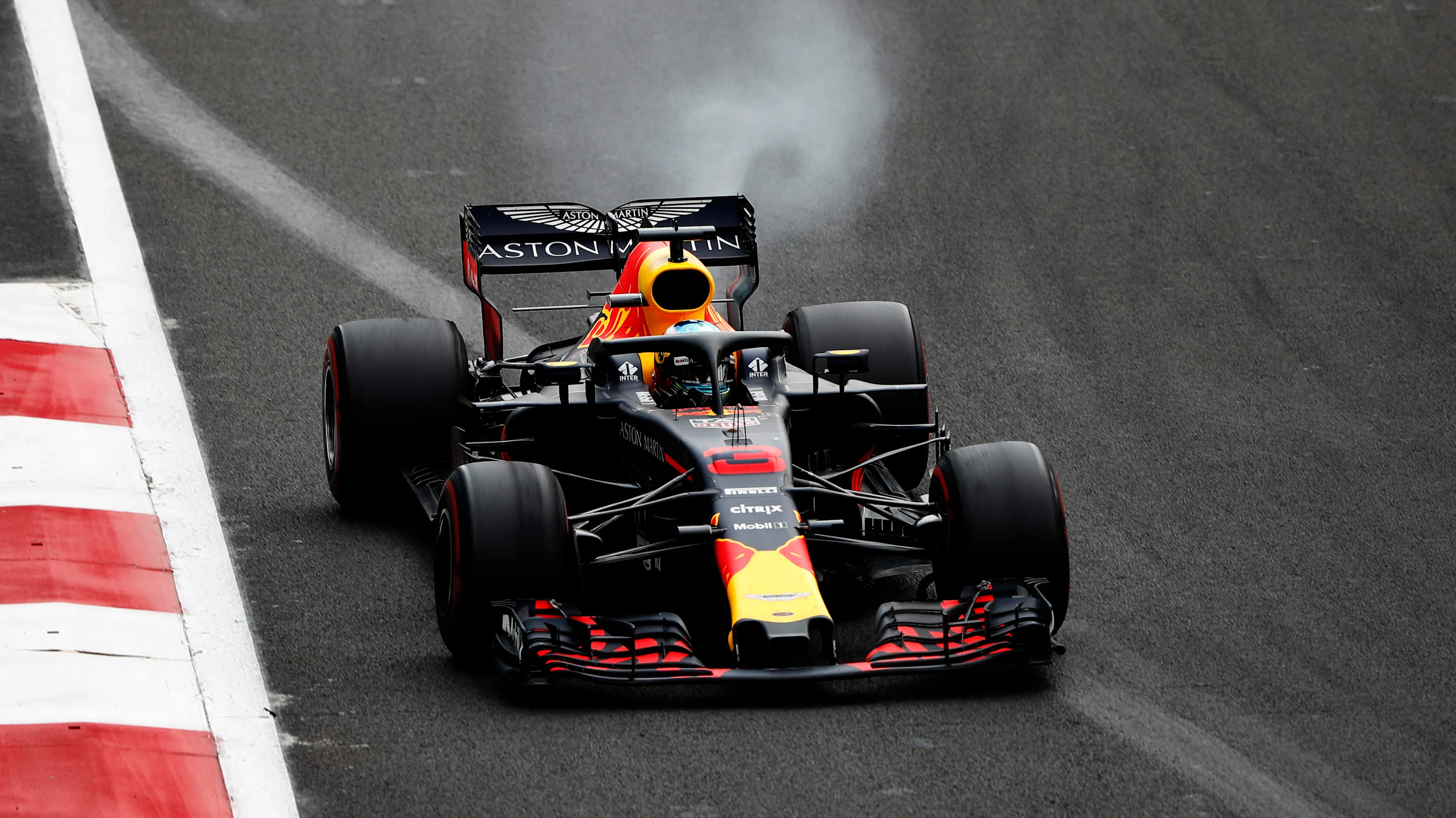 AUTODROMO HERMANOS RODRIGUEZ, MEXICO - OCTOBER 28: Daniel Ricciardo, Red Bull Racing RB14, suffers