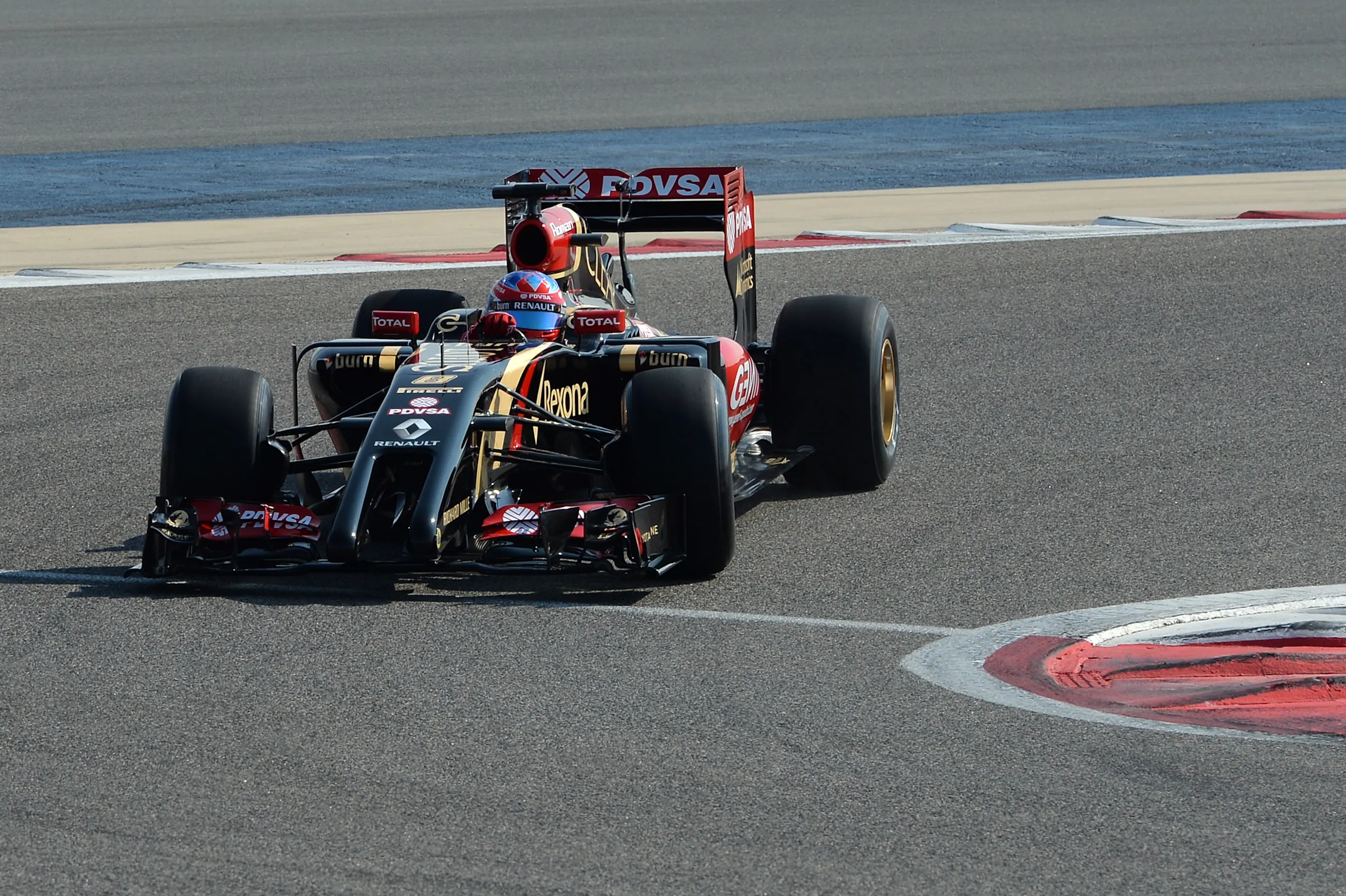 Romain Grosjean (FRA) Lotus E22. Formula One Testing, Day One, Bahrain International Circuit,