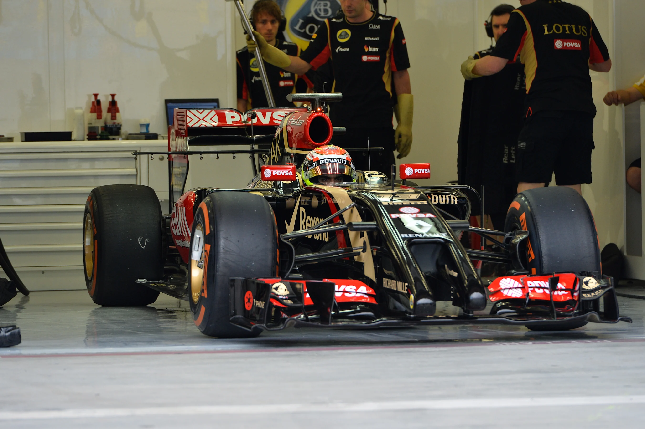 Pastor Maldonado (VEN) Lotus E22.Formula One Testing, Day Two, Bahrain International Circuit,