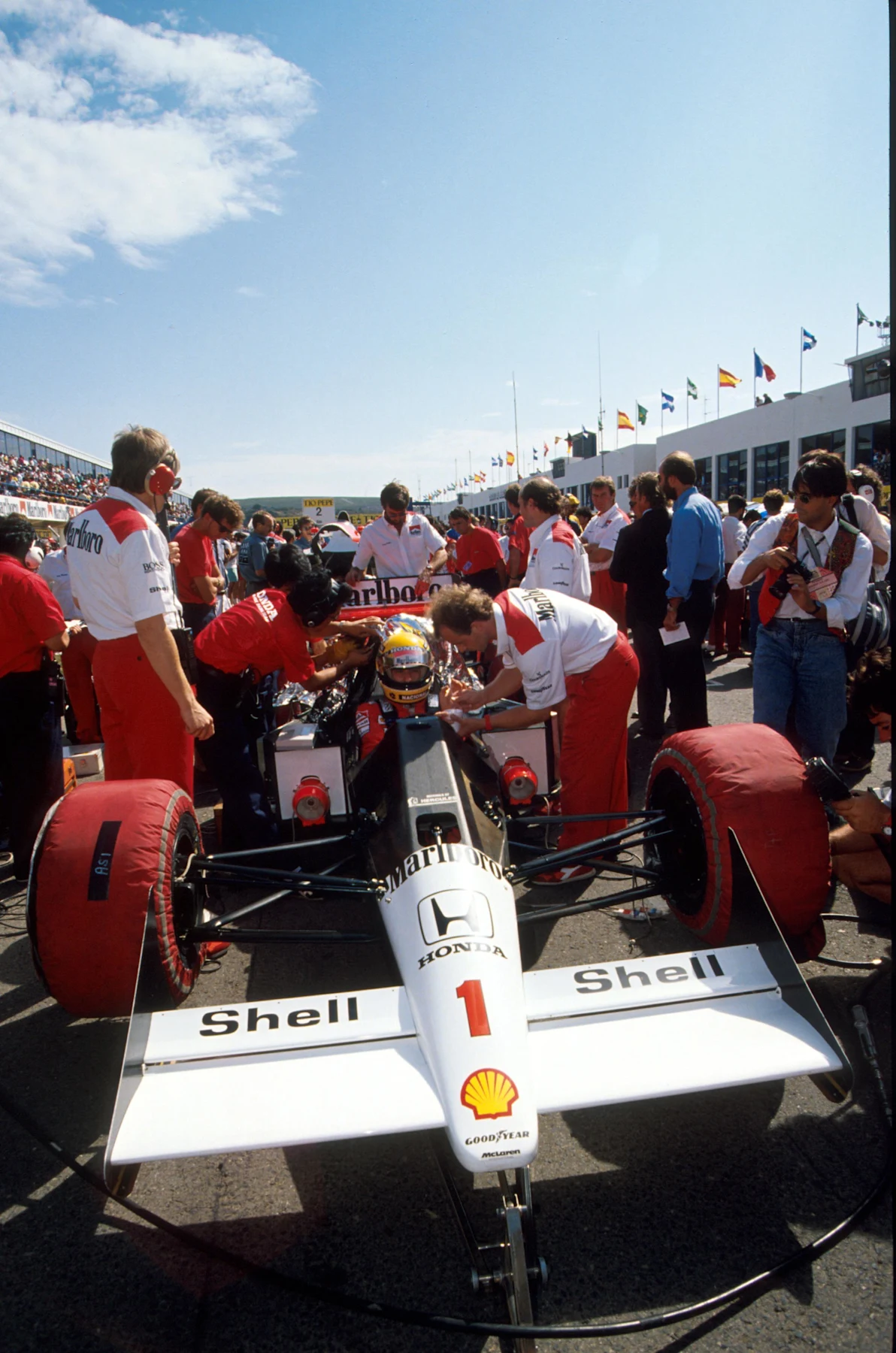Pole-sitter and race winner Ayrton Senna (BRA) has his McLaren MP4/5 prepared on the grid. Spanish