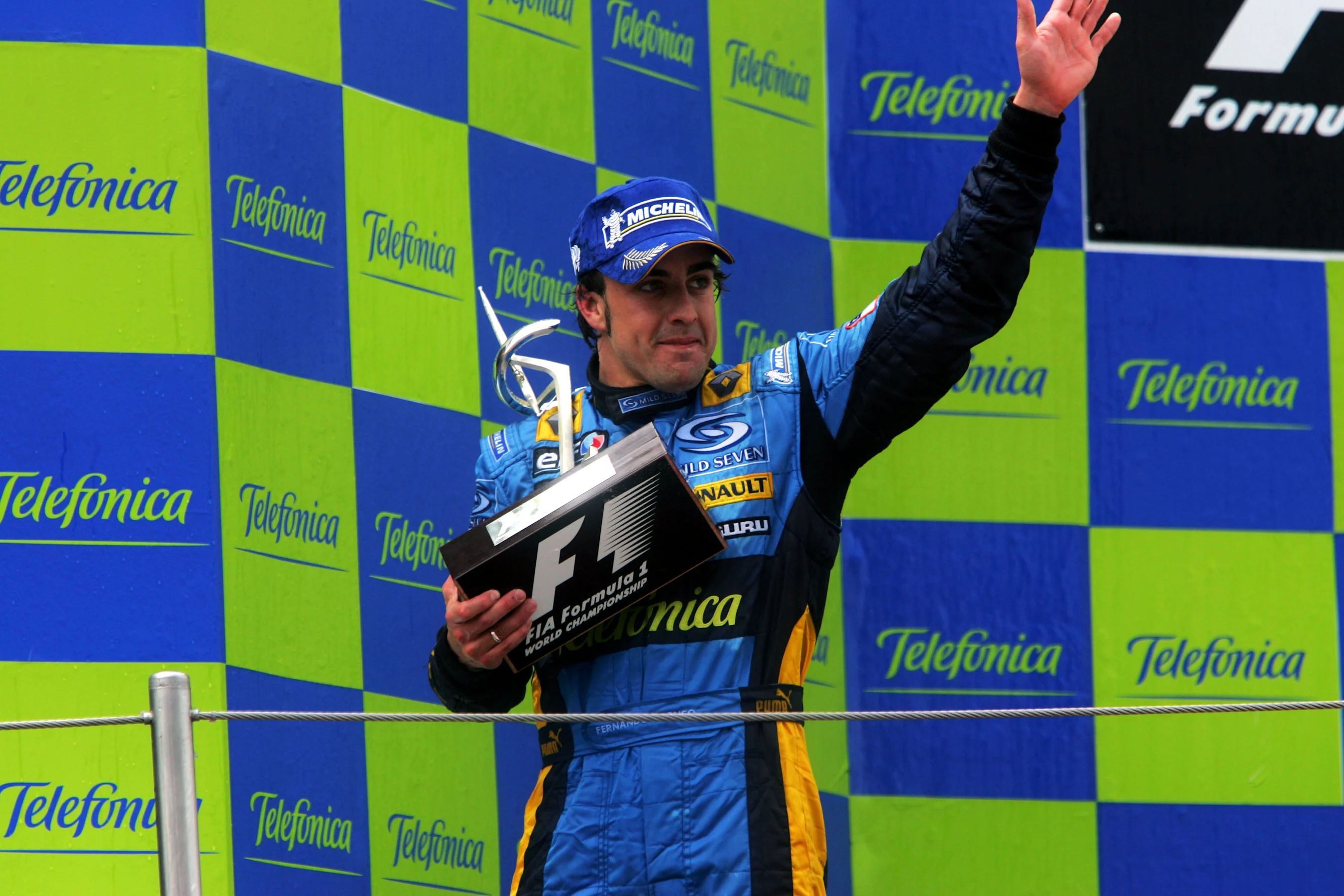 Race winner Fernando Alonso (ESP) Renault waves to the crowd from the podium. Formula One World