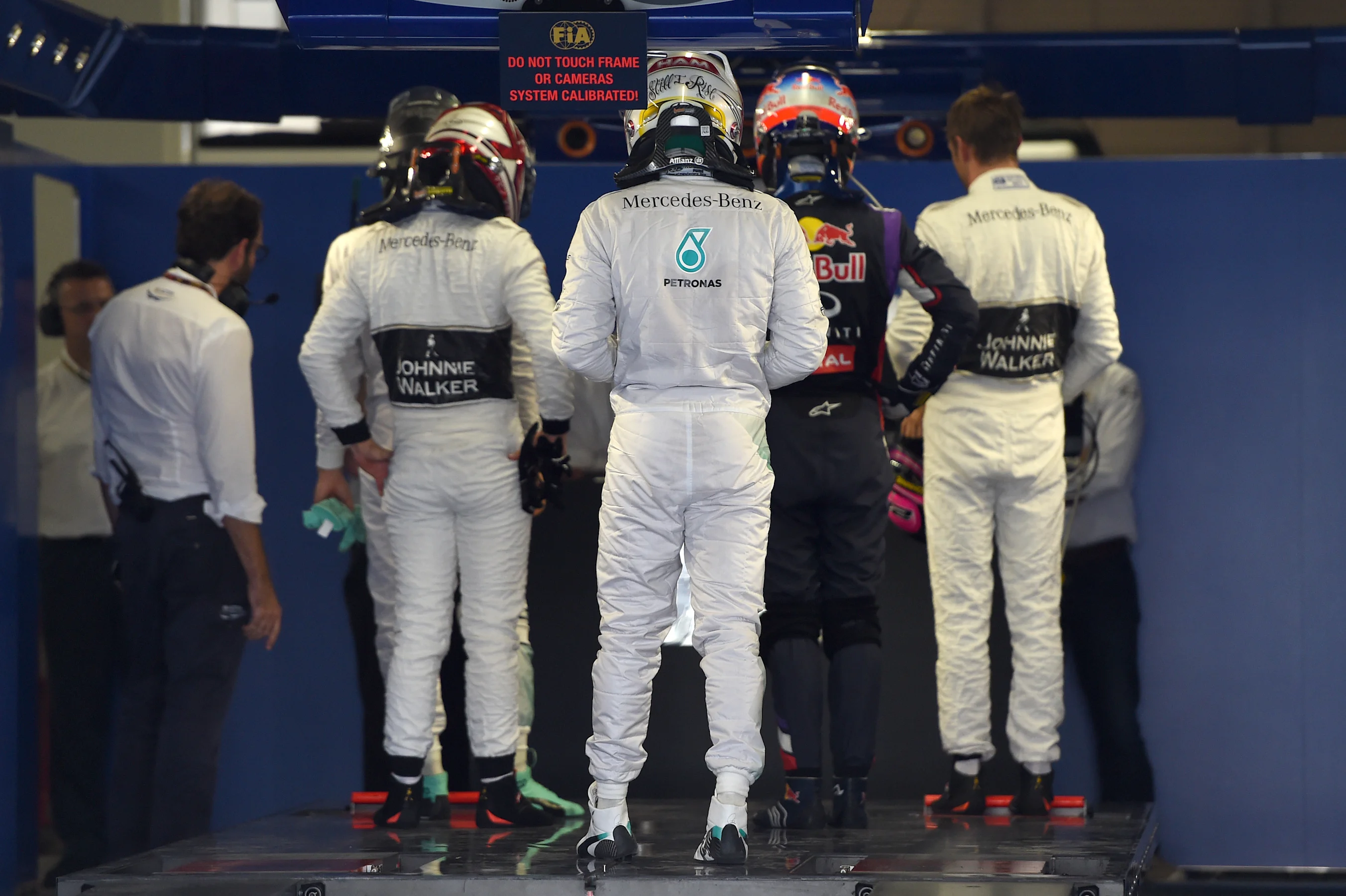Kevin Magnussen (DEN) McLaren, Lewis Hamilton (GBR) Mercedes AMG F1, Daniel Ricciardo (AUS) Red
