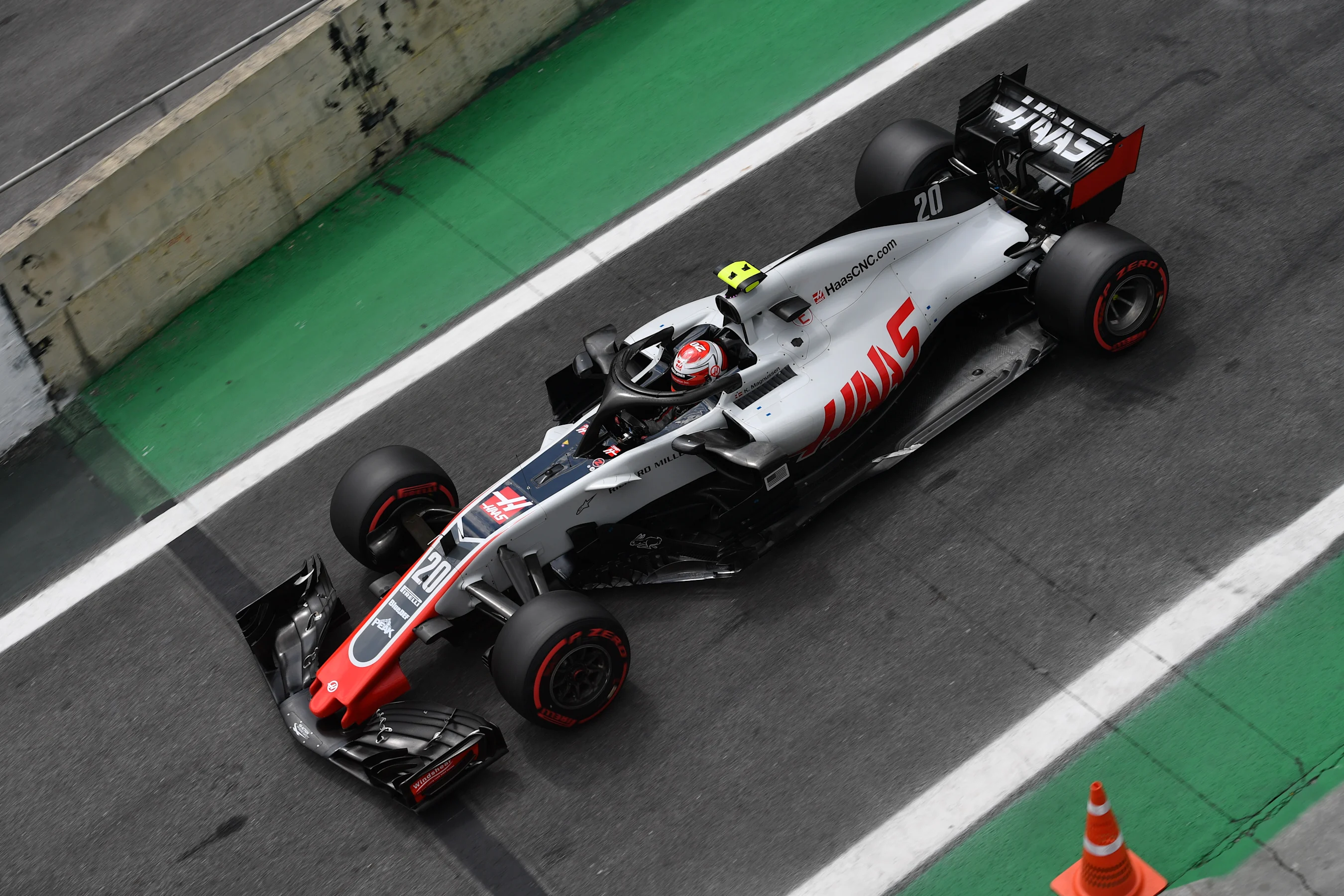 AUTóDROMO JOSé CARLOS PACE, BRAZIL - NOVEMBER 10: Kevin Magnussen, Haas F1 Team VF-18 during the