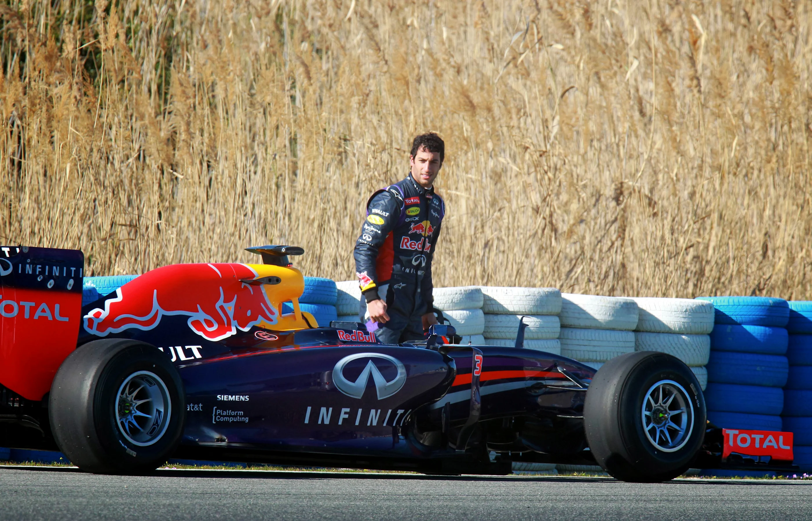 Daniel Ricciardo (AUS) Red Bull Racing RB10 stopped out on track.Formula One Testing, Jerez, Spain,
