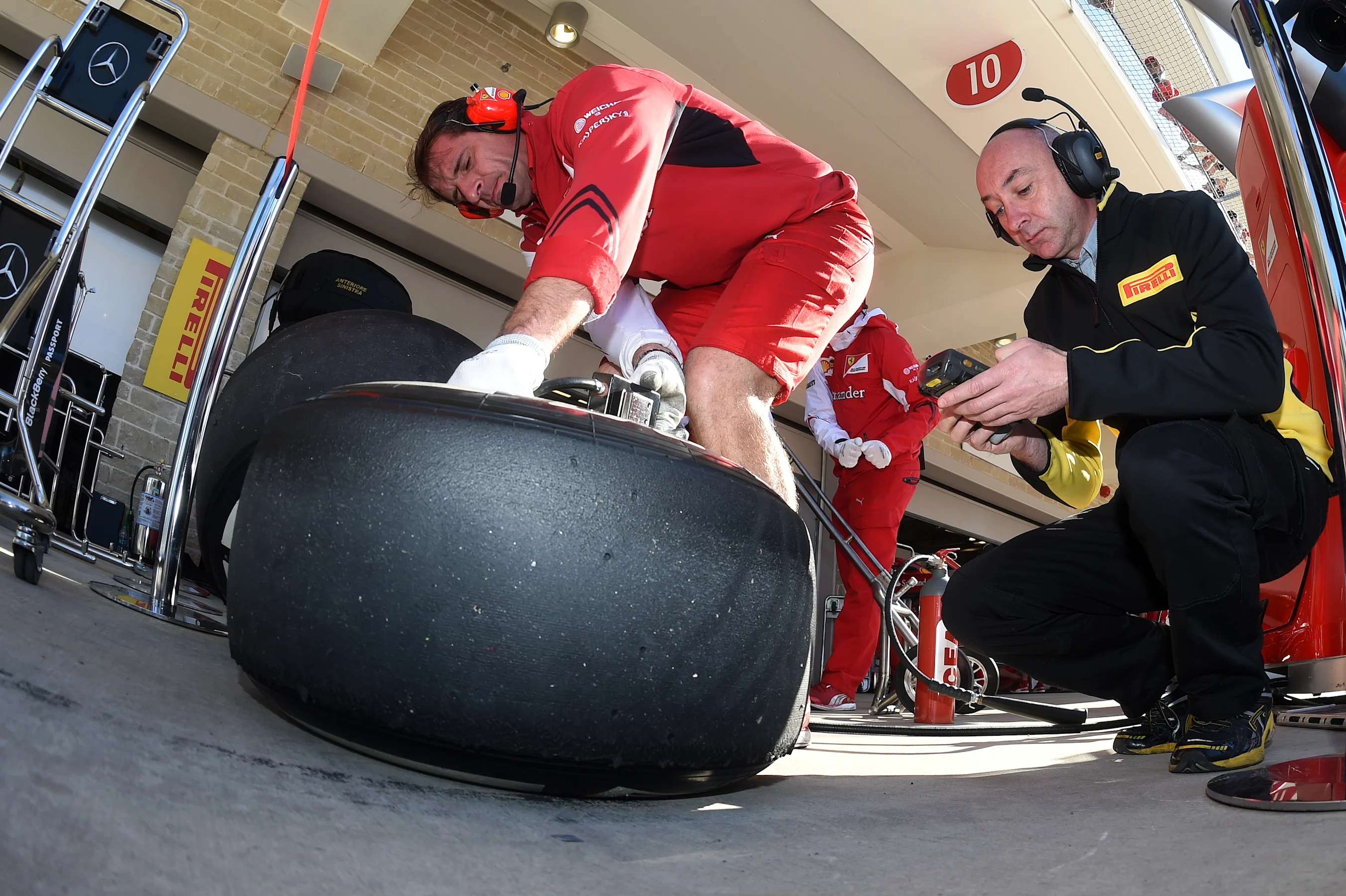 Ferrari and Pirelli engineer and Pirelli tyre. Formula One World Championship, Rd17, United States