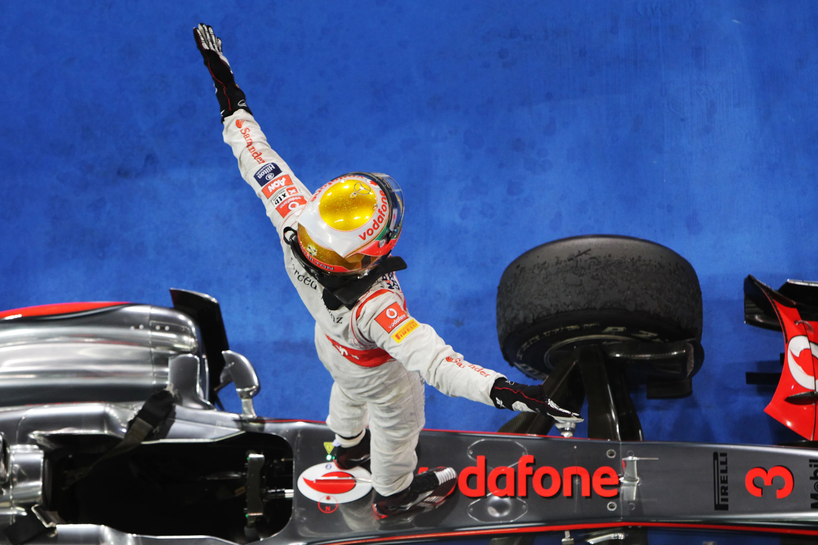 Race winner Lewis Hamilton (GBR) McLaren in parc ferme.  Formula One World Championship, Rd 18, Abu