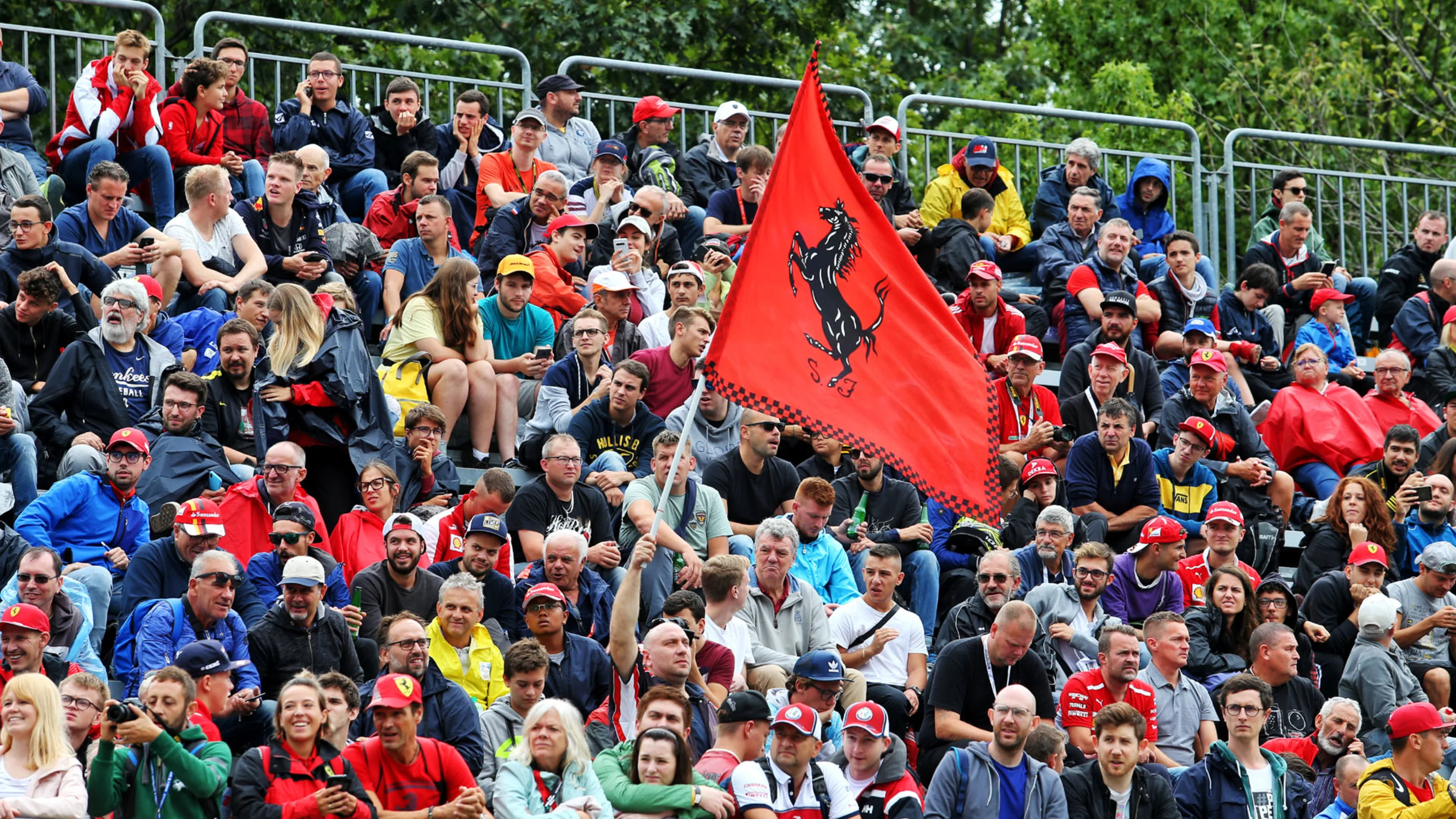 Circuit atmosphere - fans in the grandstand and a Ferrari flag.
06.09.2019. Formula 1 World