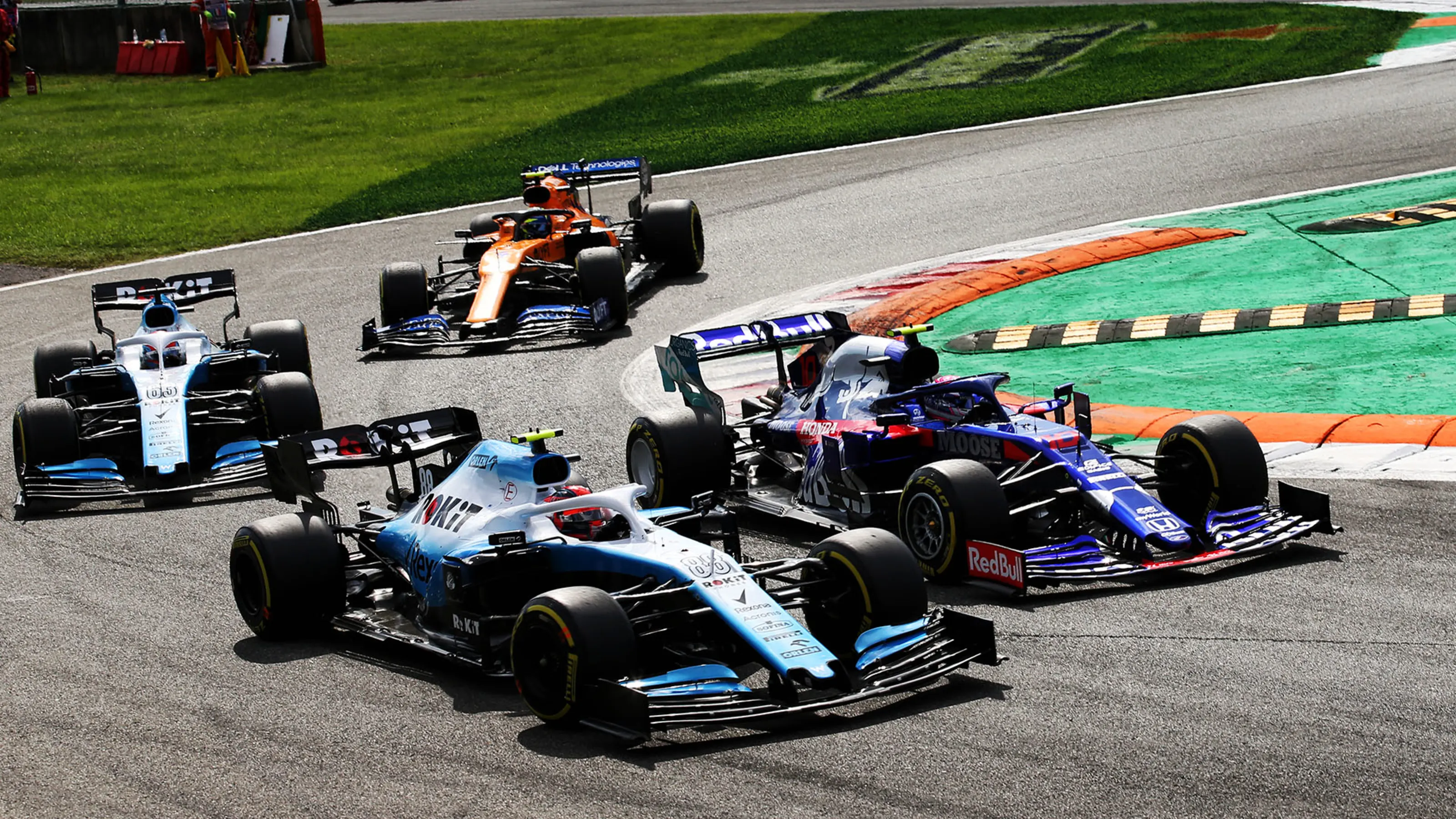 Robert Kubica (POL) Williams Racing FW42 battle for position with Pierre Gasly (FRA) Scuderia Toro