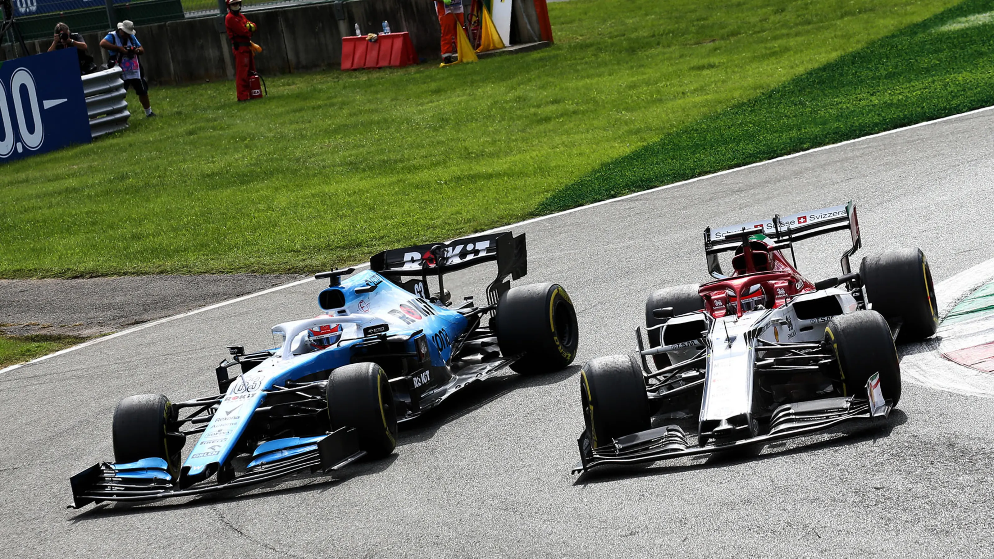 George Russell (GBR) Williams Racing FW42 and Kimi Raikkonen (FIN) Alfa Romeo Racing C38 battle for