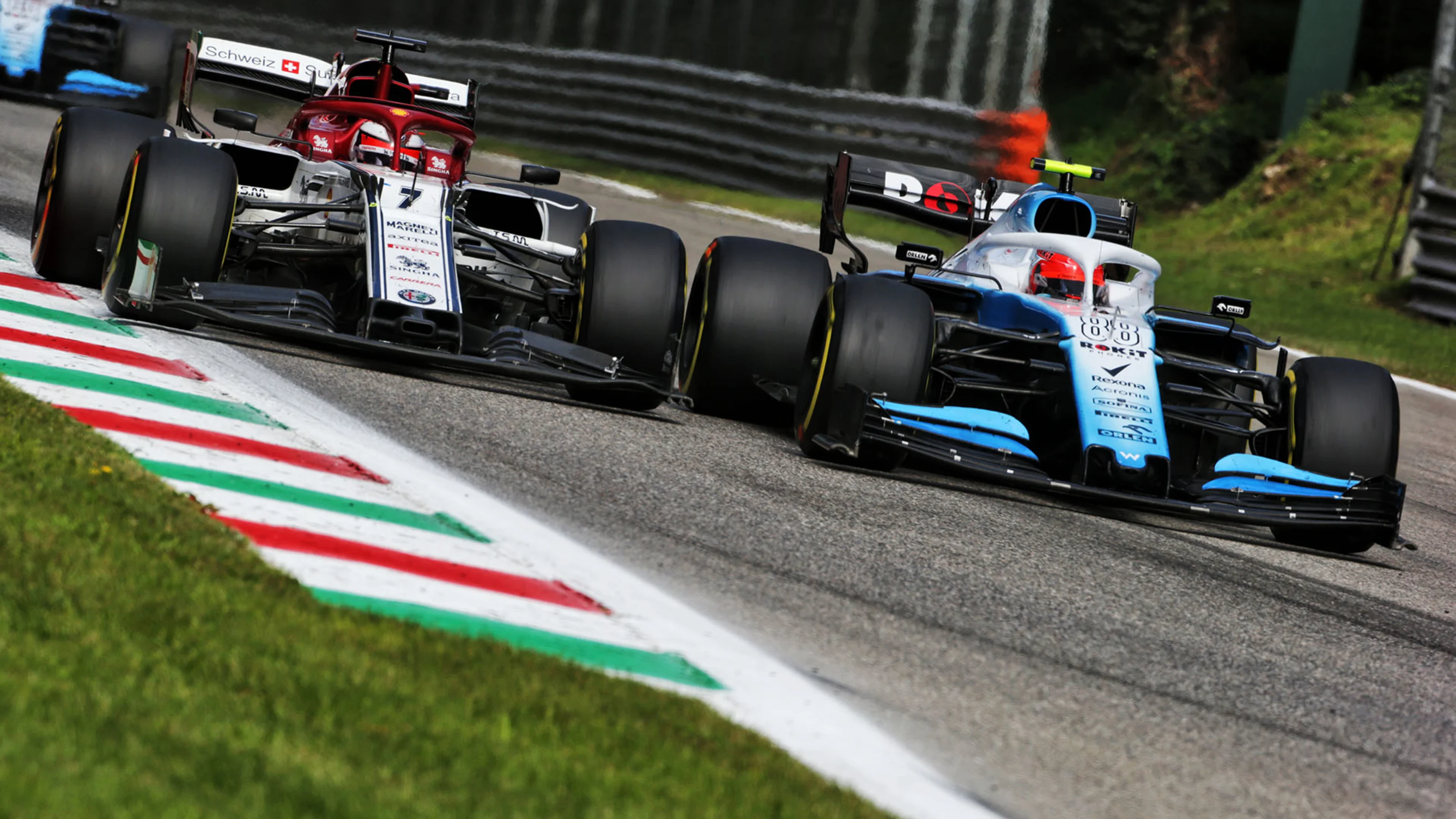 Robert Kubica (POL) Williams Racing FW42 and Kimi Raikkonen (FIN) Alfa Romeo Racing C38 battle for