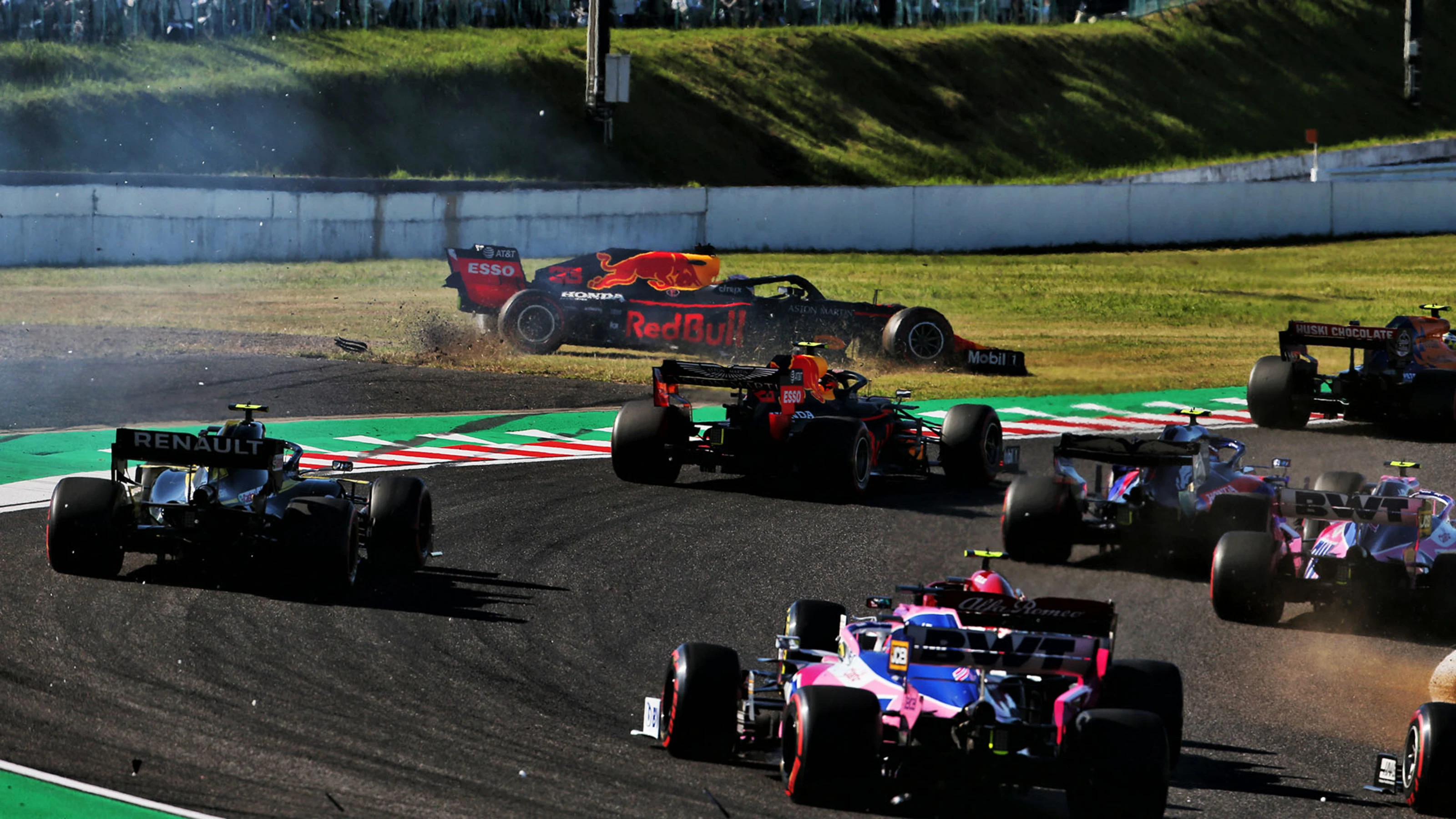 Max Verstappen (NLD) Red Bull Racing RB15 off the circuit at the start of the race.
13.10.2019.
