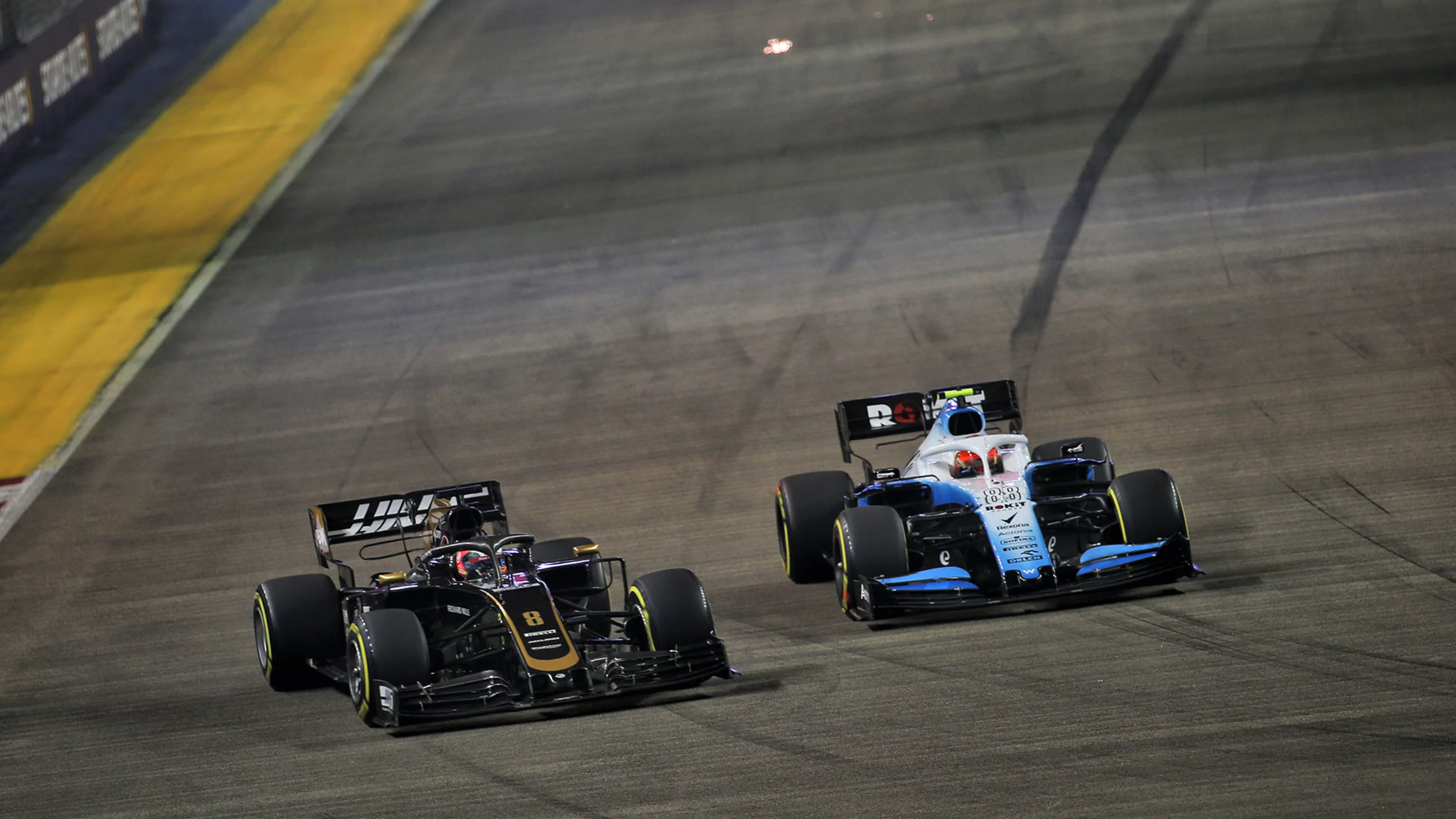 Romain Grosjean (FRA) Haas F1 Team VF-19 and Robert Kubica (POL) Williams Racing FW42 battle for