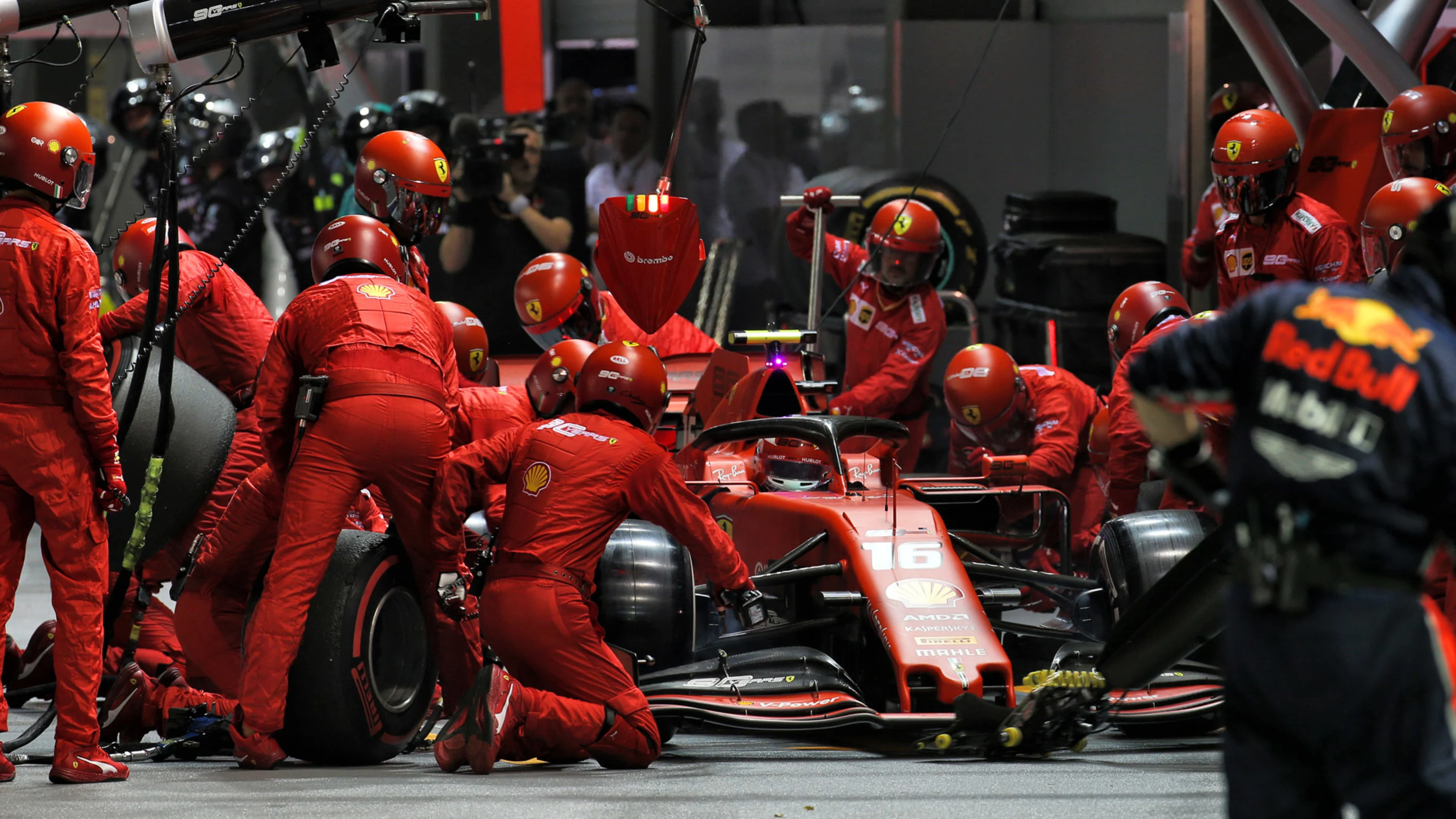 Charles Leclerc (MON) Ferrari SF90 pit stop.
22.09.2019. Formula 1 World Championship, Rd 15,