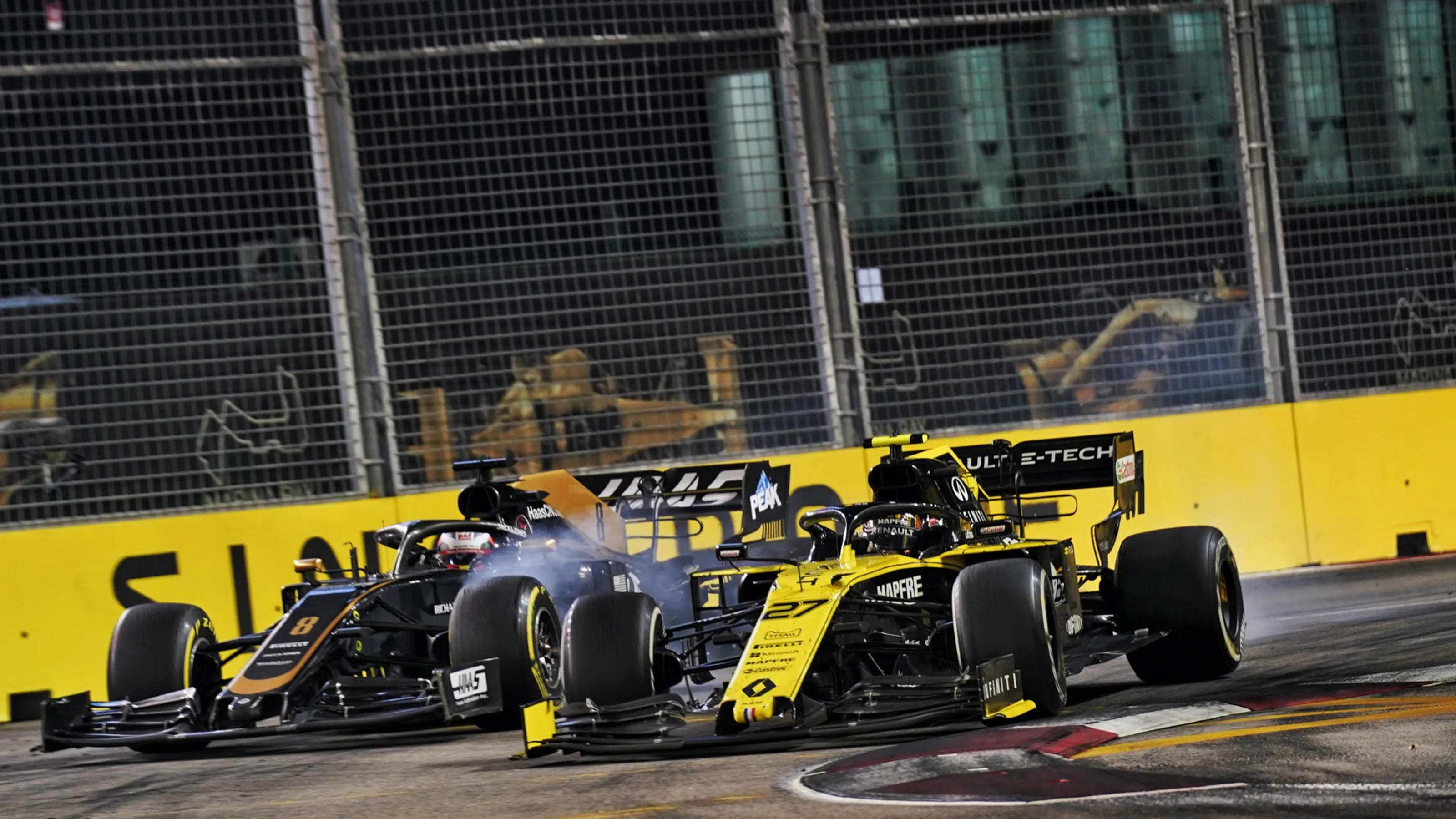 Romain Grosjean (FRA) Haas F1 Team VF-19 andf Nico Hulkenberg (GER) Renault F1 Team RS19 battle for