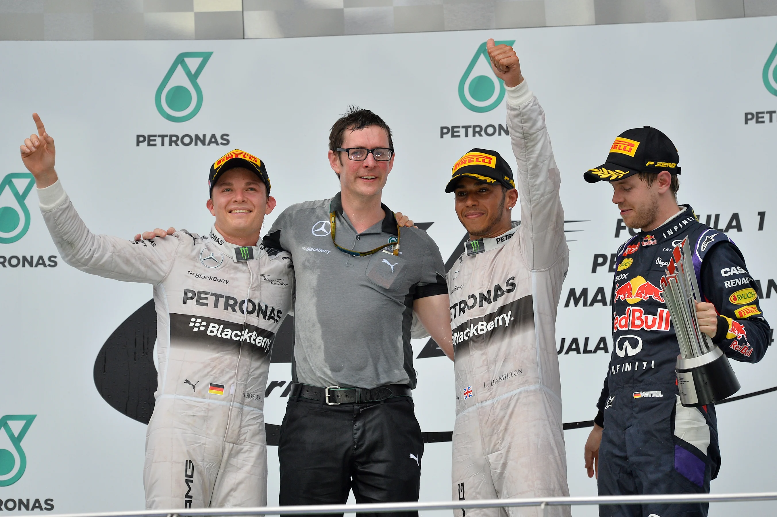 (L to R): Nico Rosberg (GER) Mercedes AMG F1, Andy Shovlin (GBR) Mercedes AMG F1 Chief Engineer,
