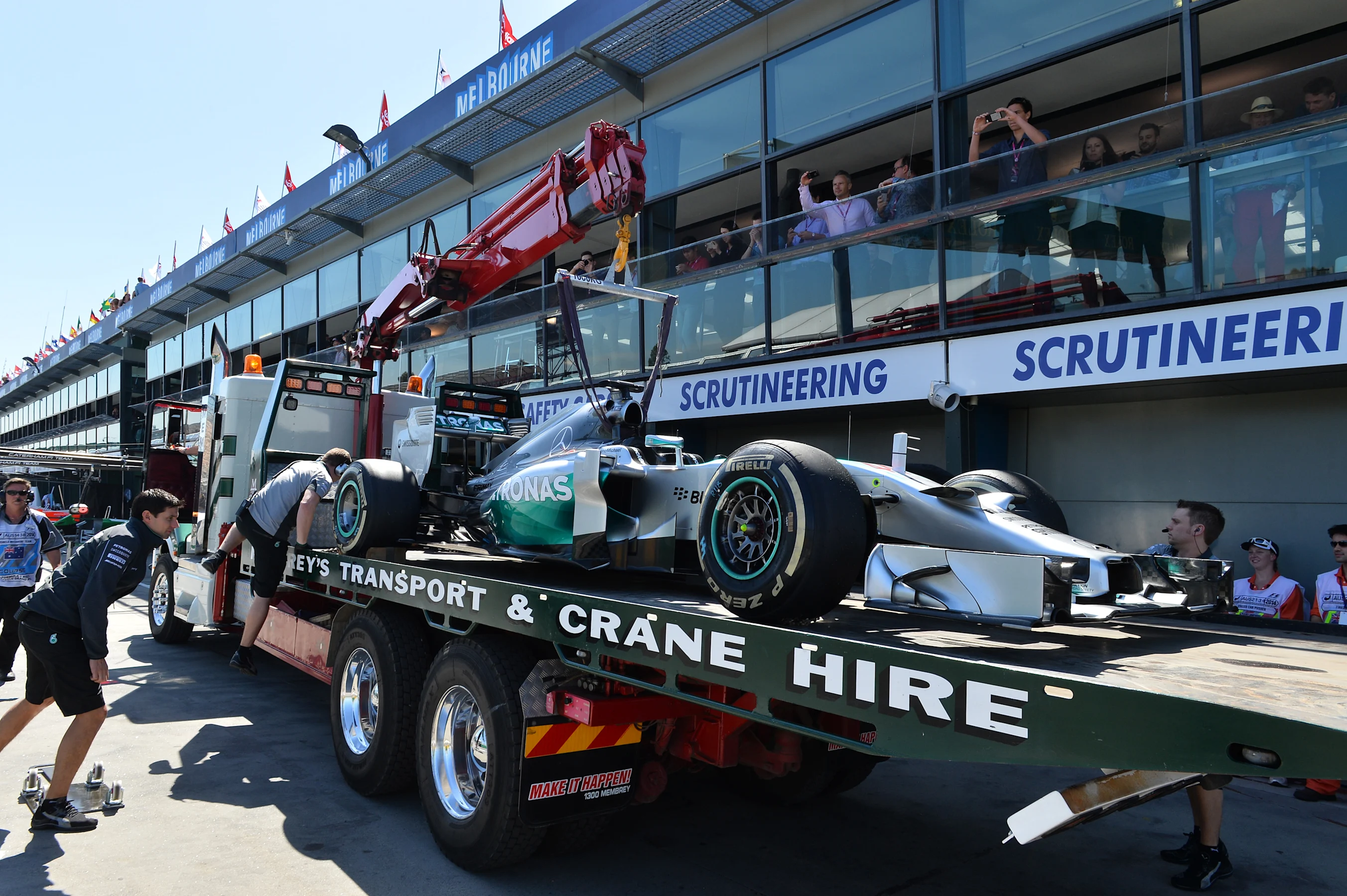 The car of Lewis Hamilton (GBR) Mercedes AMG F1 W05 is recovered to the pits. Formula One World