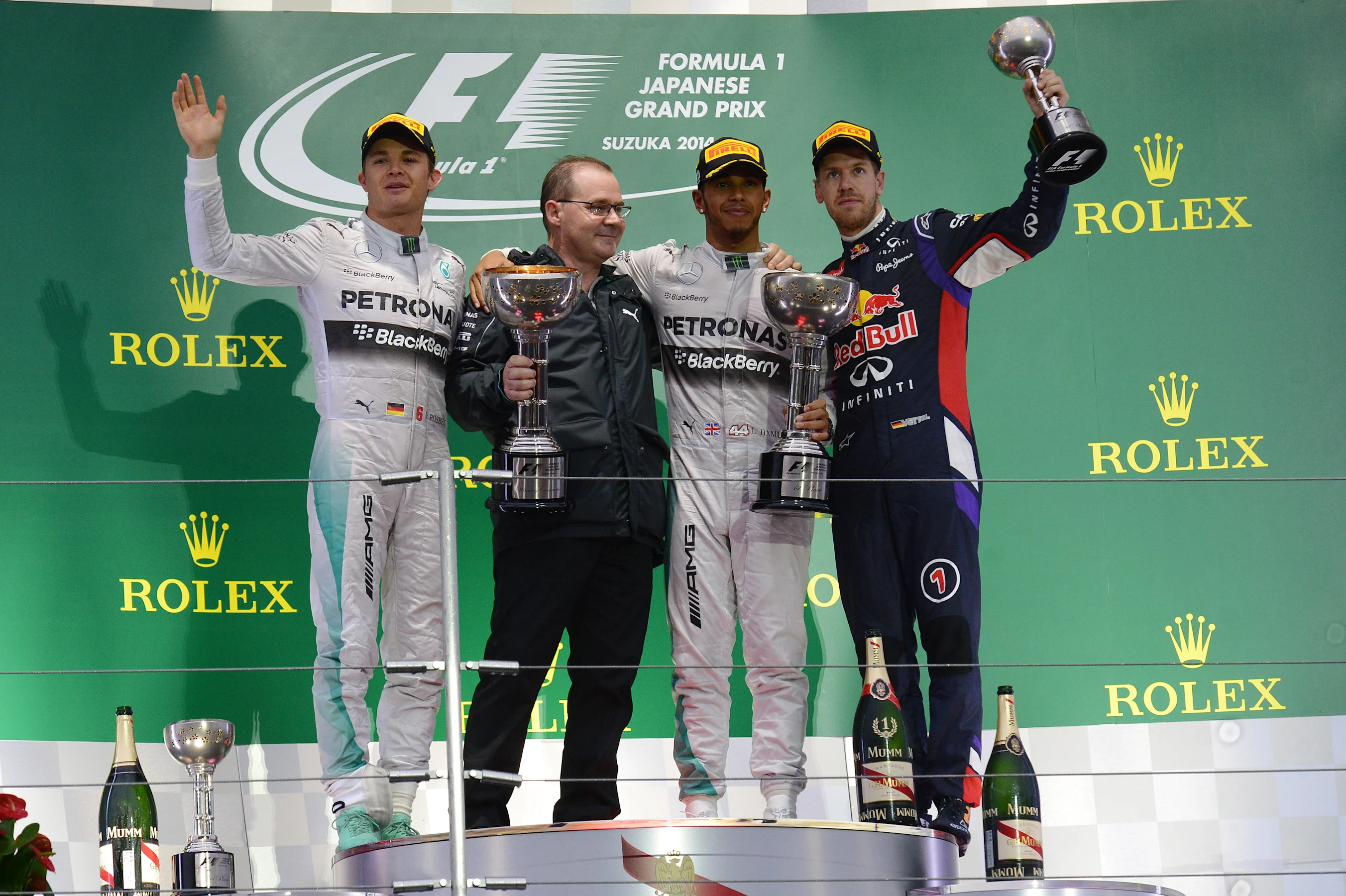 (L to R): Nico Rosberg (GER) Mercedes AMG F1, Peter Hodgkinson (GBR) Mercedes AMG F1 Head of Build,