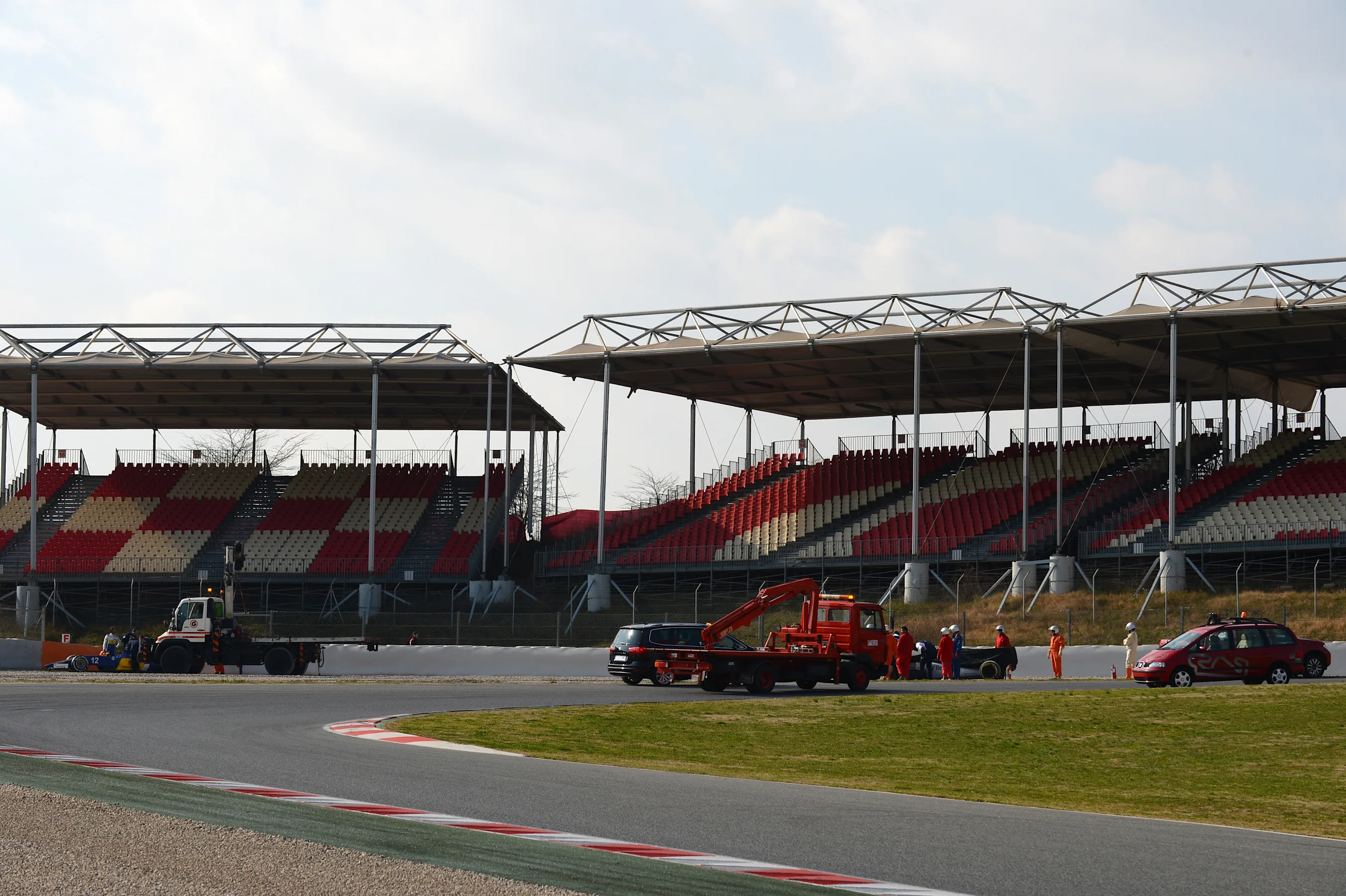 The cars of Felipe Nasr (BRA) Sauber C34 and Susie Wolff (GBR) Williams FW37 are recovered at