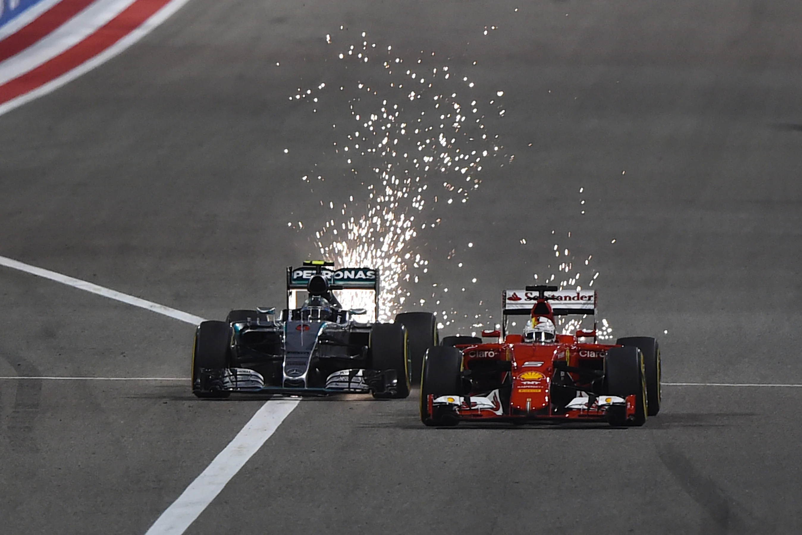 Nico Rosberg (GER) Mercedes AMG F1 W06 overtkes Sebastian Vettel (GER) Ferrari SF15-T at Formula